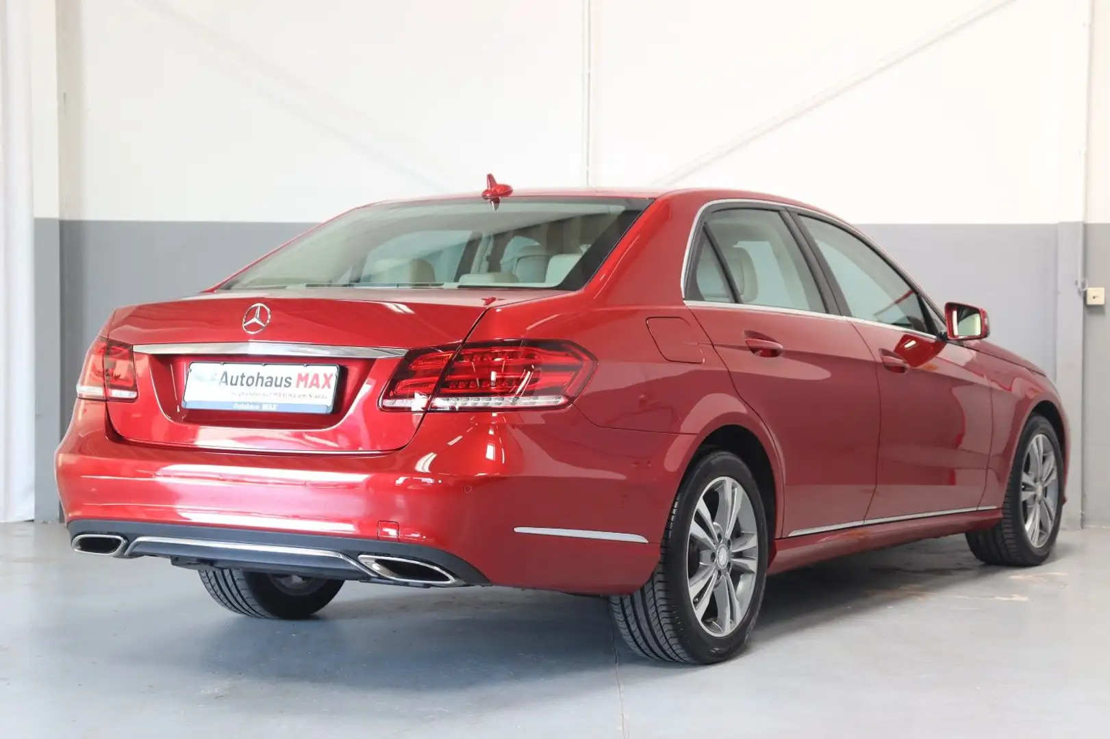 Mercedes-Benz E 300 CGI BlueEfficiency~1.Hand~MFL~Tempomat~PDC Rot - 2