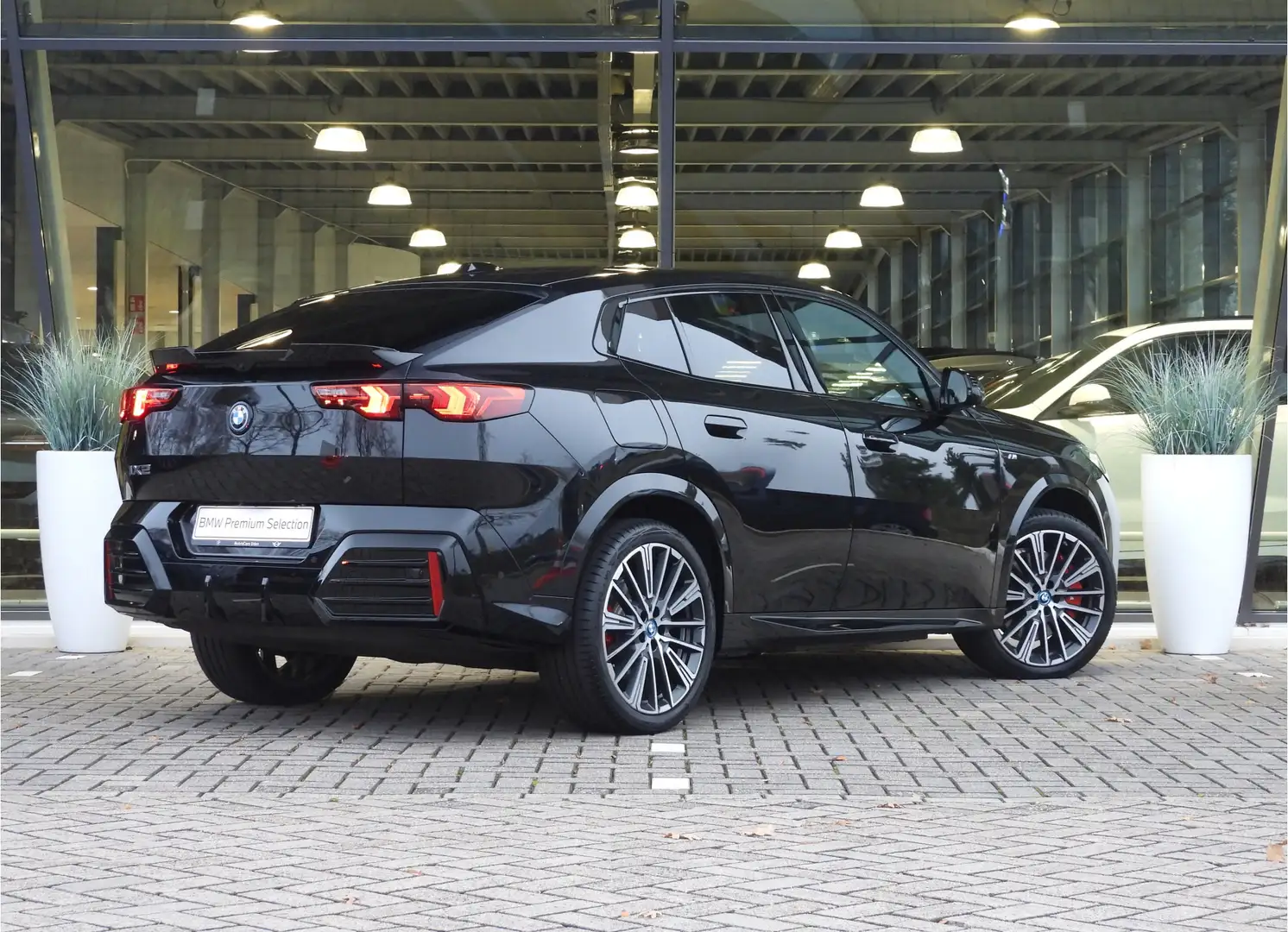 BMW iX2 eDrive20 High Executive M Sport / Panoramadak / Sp Schwarz - 2