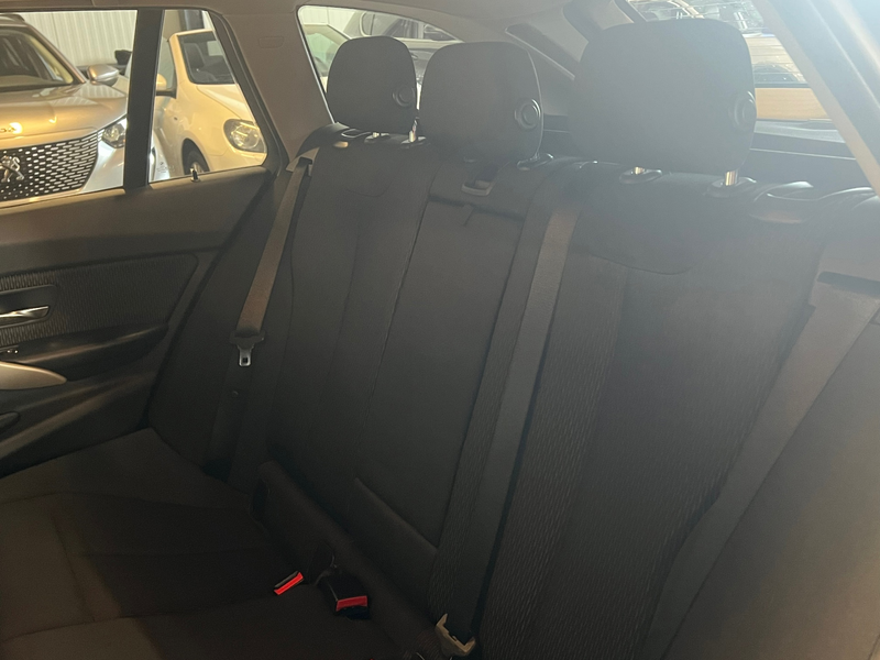 BMW 318 3-serie Touring 318i - Stoelverwarming - PDC - Nav — photo 12