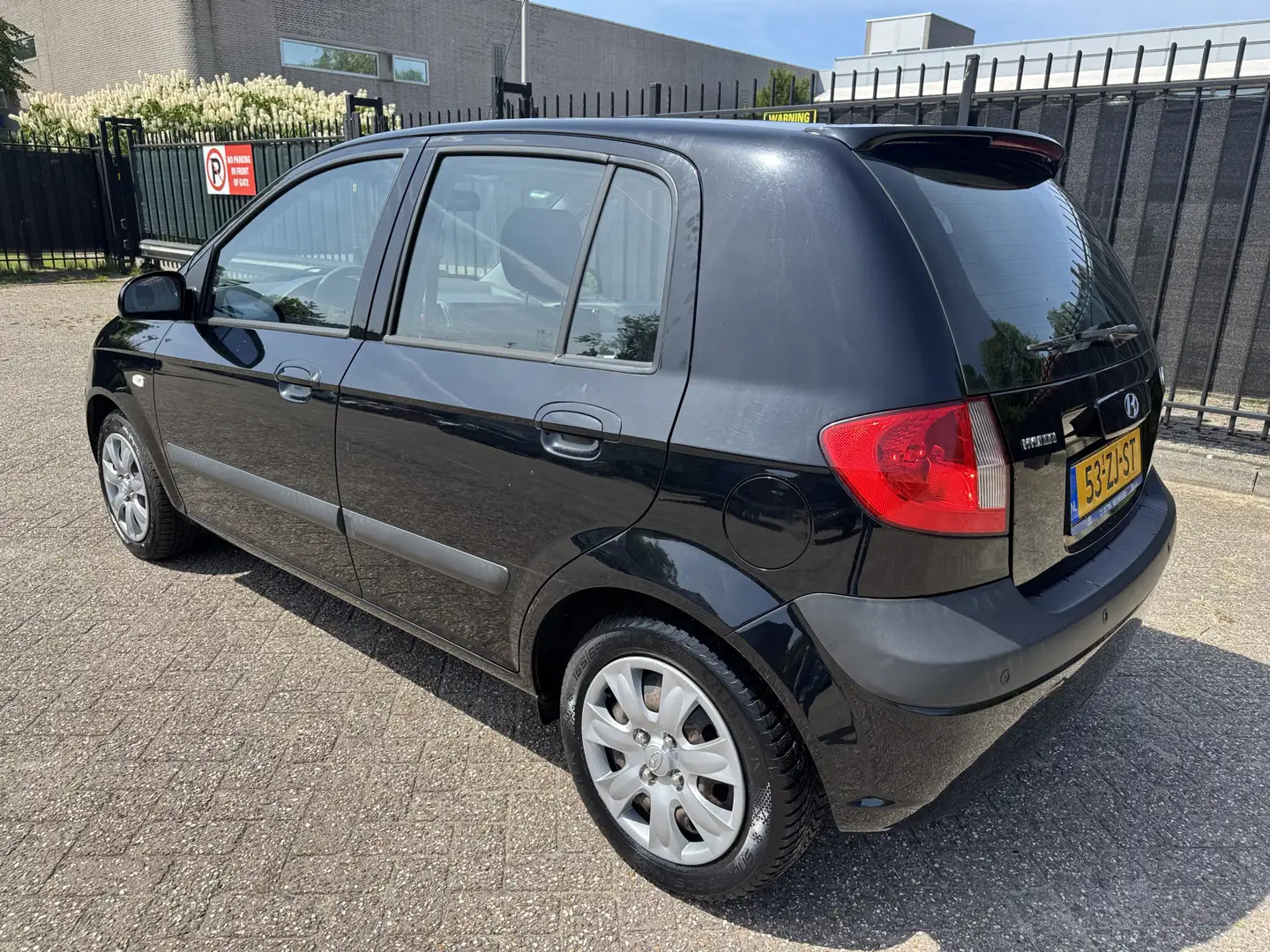 Hyundai Getz 1.4i Active Joy 5 Drs Airco/Strbkr Zwart - 2