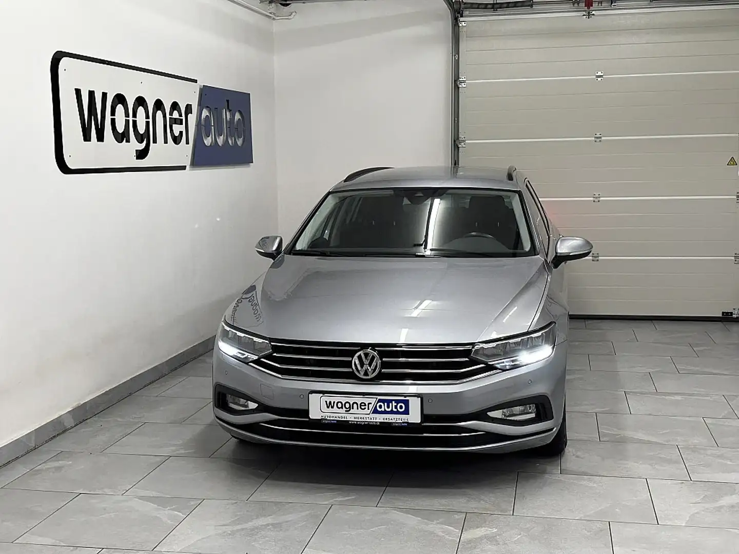 Volkswagen Passat Variant Business 2,0 SCR TDI DSG. LED/ACC/Navi/el.AHK Zilver - 1