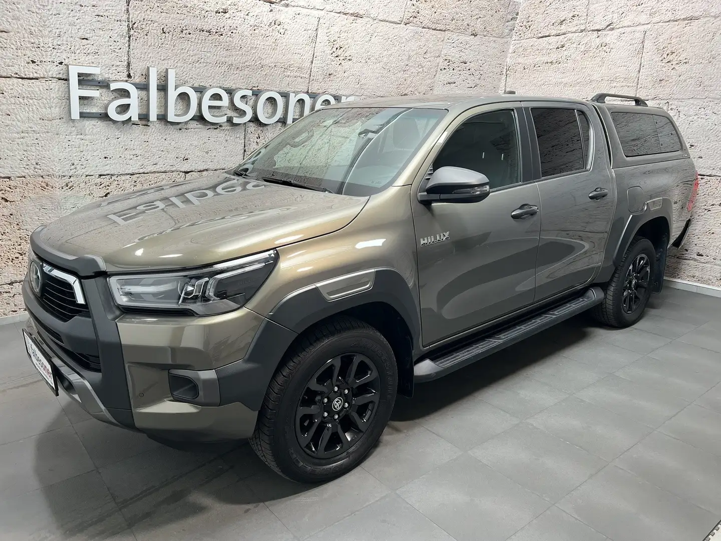 Toyota Hilux 2,8 D-4D DK Invincible 4WD Aut. "Vorsteuer" Braun - 1