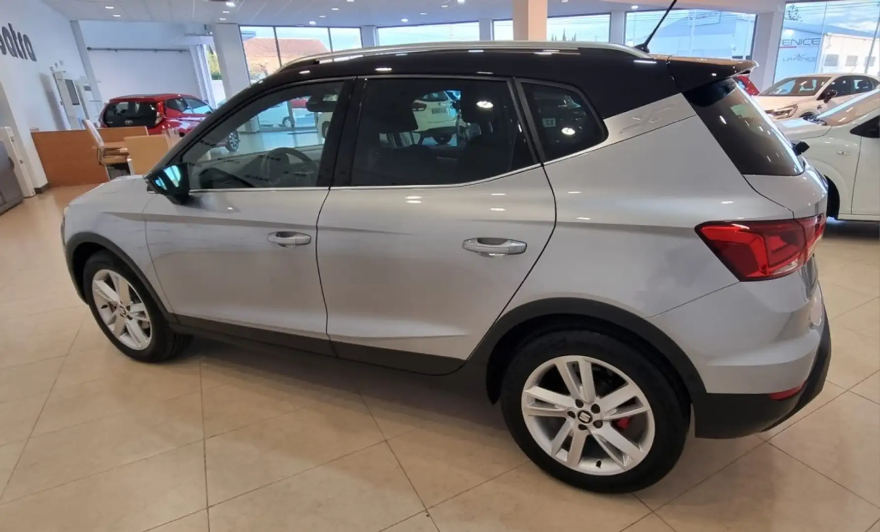 SEAT Arona 1.0 TSI Ecomotive S&S FR DSG7 115 Plateado - 2