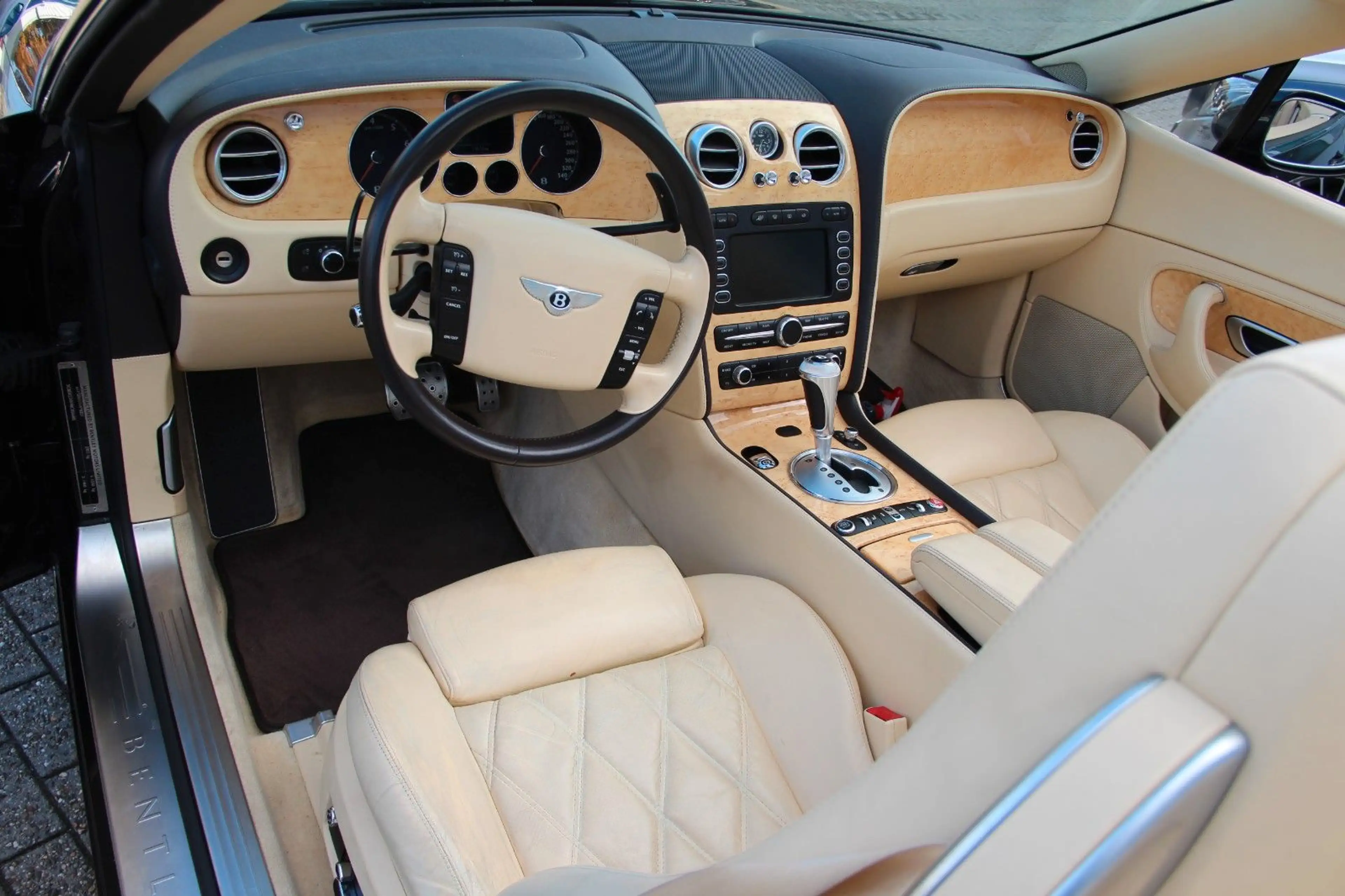 Bentley Continental GTC Mulliner 6.0 W12 Exclusive Paint — photo 12