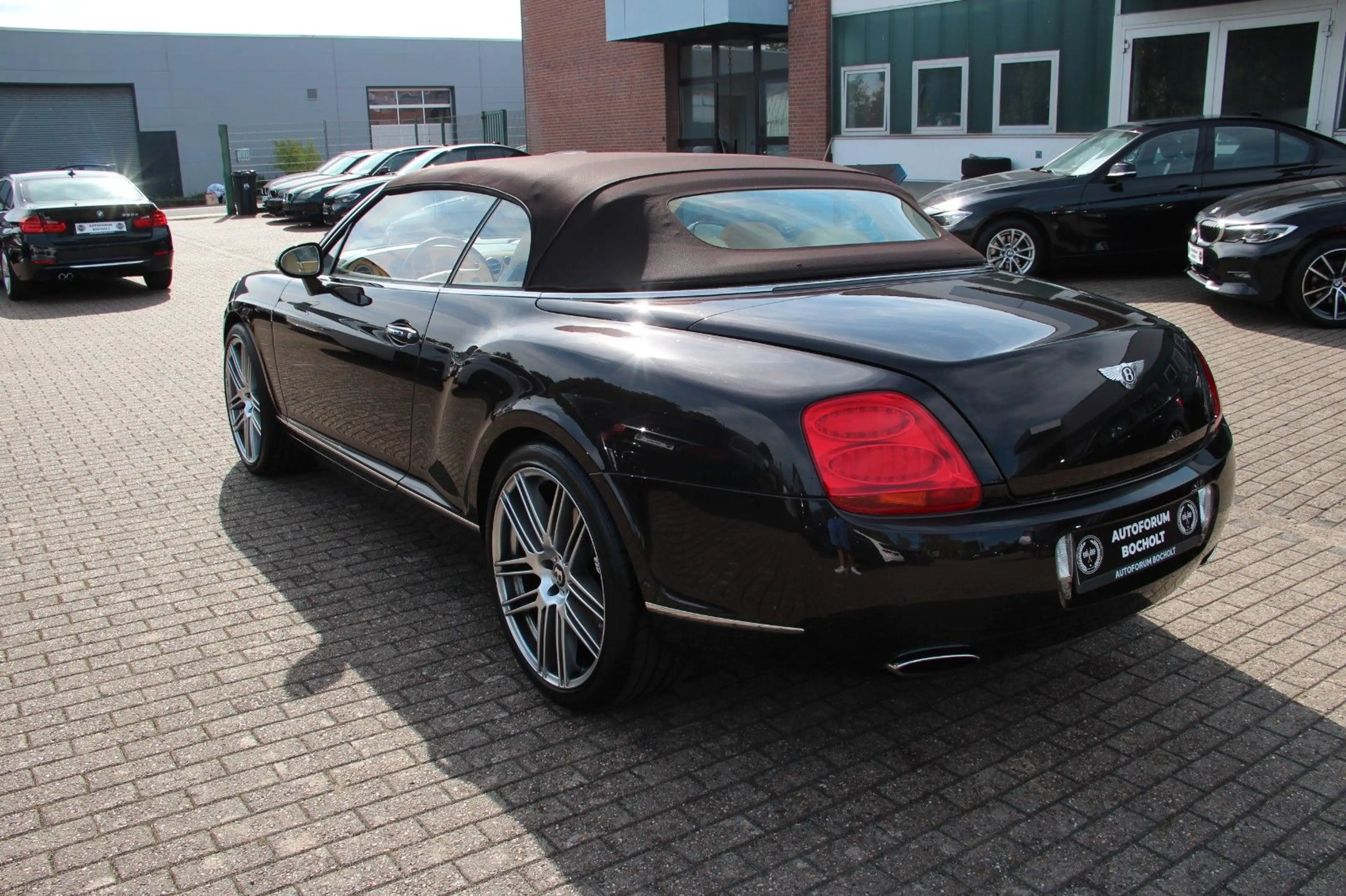 Bentley Continental GTC Mulliner 6.0 W12 Exclusive Paint — photo 4