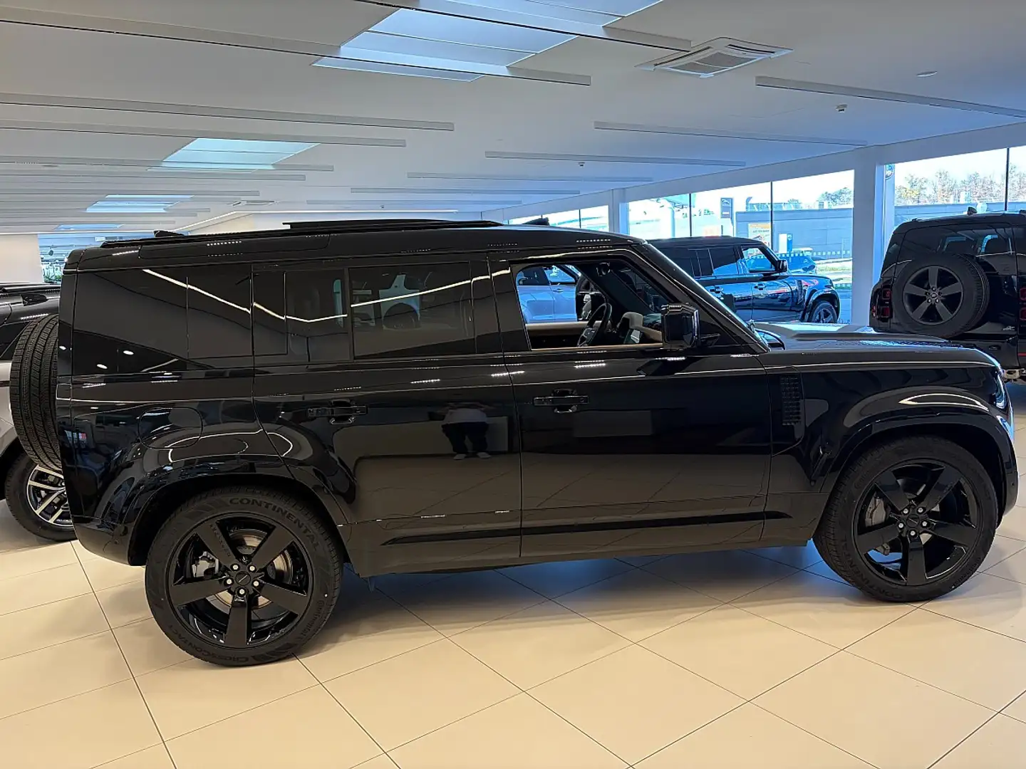 Land Rover Defender 110 MY26 P300e PHEV AWD X-Dynamic HSE Aut. Schwarz - 2