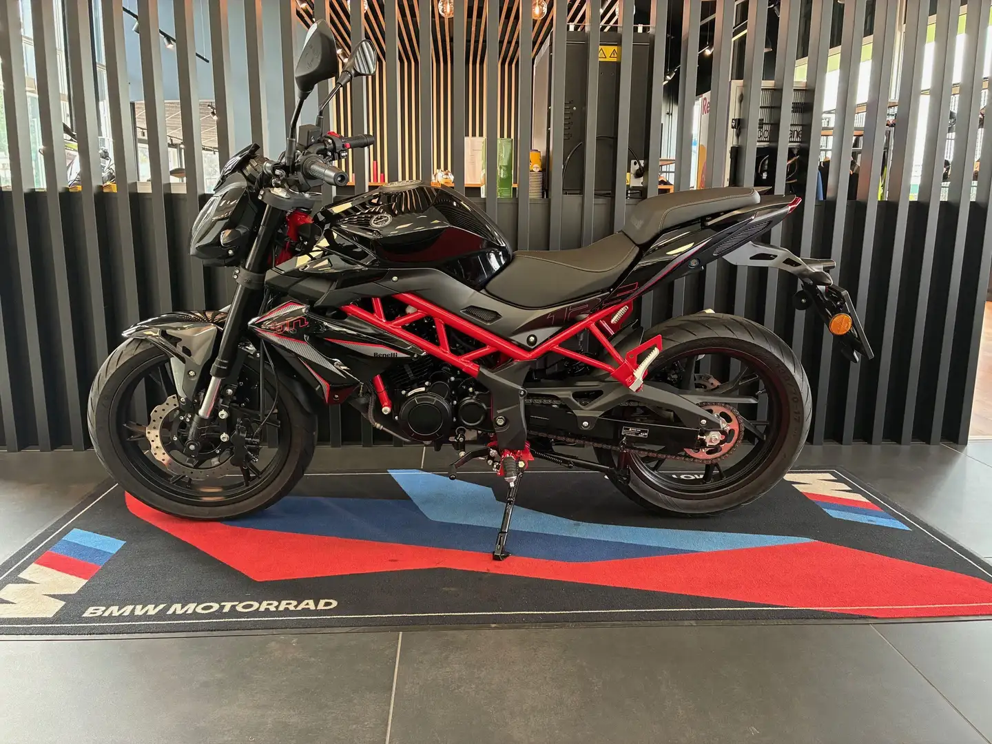 Benelli BN 125 BN125S Zwart - 2