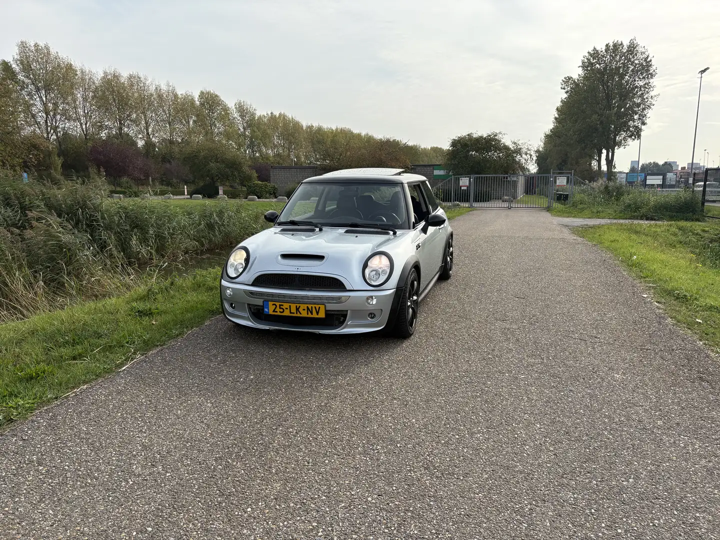 MINI Cooper Mini cooper s 260 pk custom uitlaat apk en airco Grey - 1
