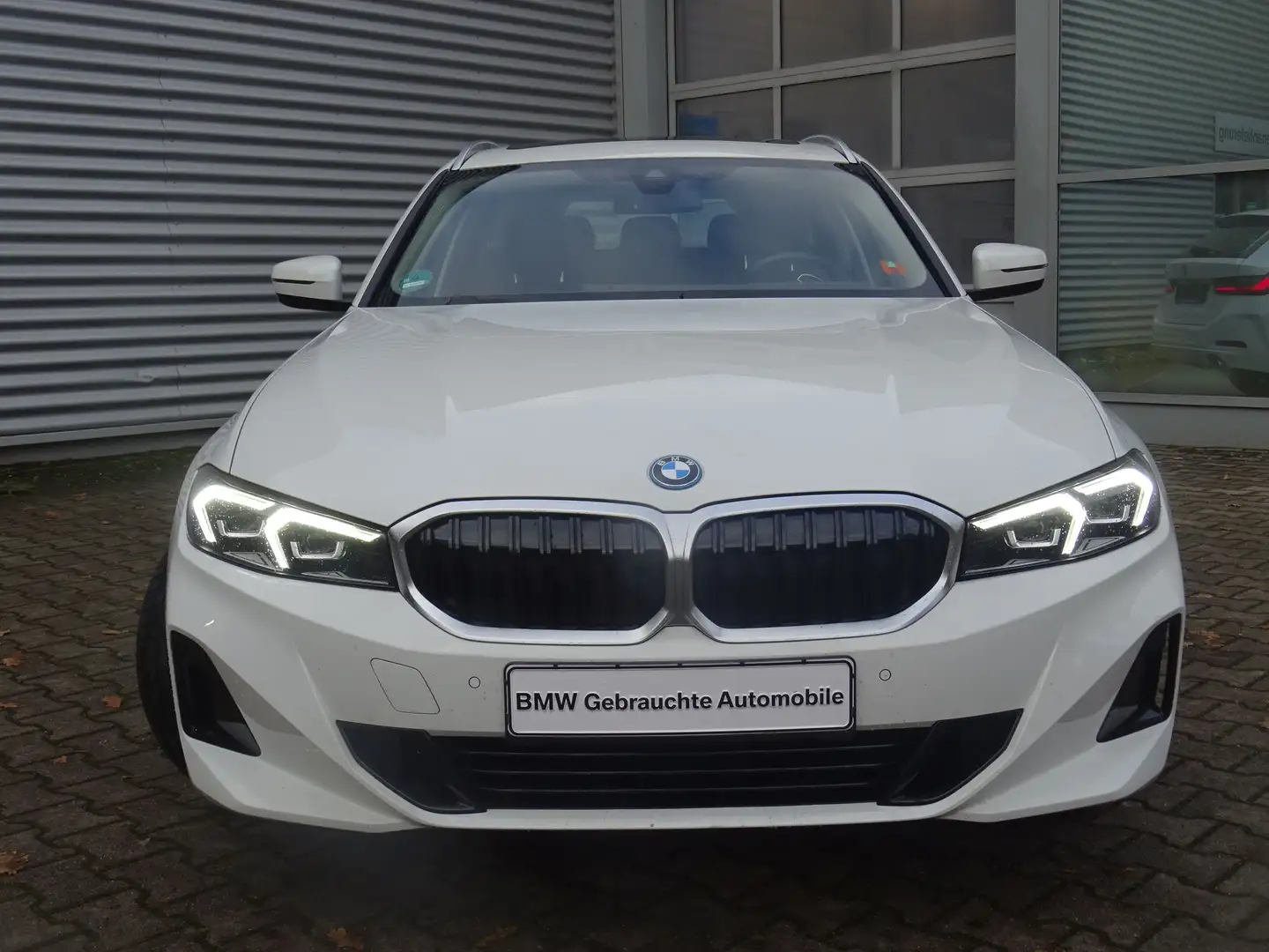 BMW 320 e Tour. FACELIFT Panorama Kamera DriveAssist Weiß - 2