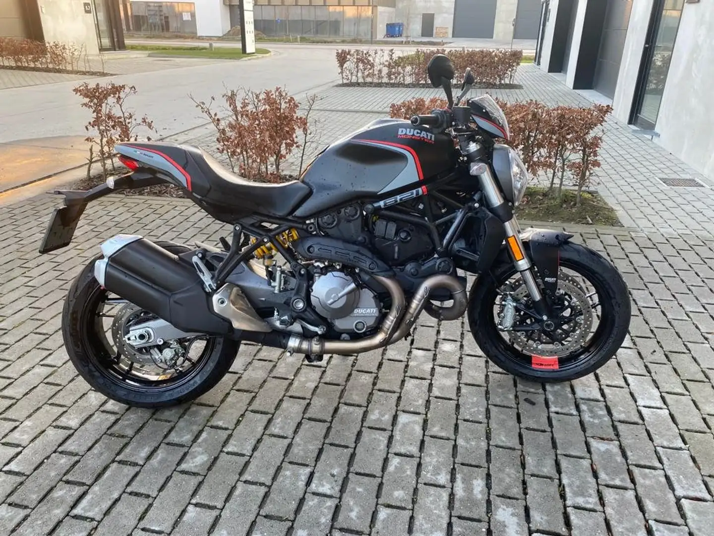 Ducati Monster 821 Stealth Zwart - 1