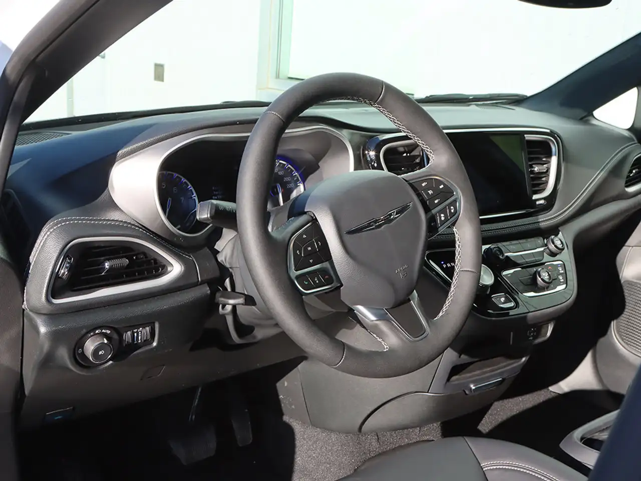 Chrysler Pacifica снимка Chrysler Pacifica
