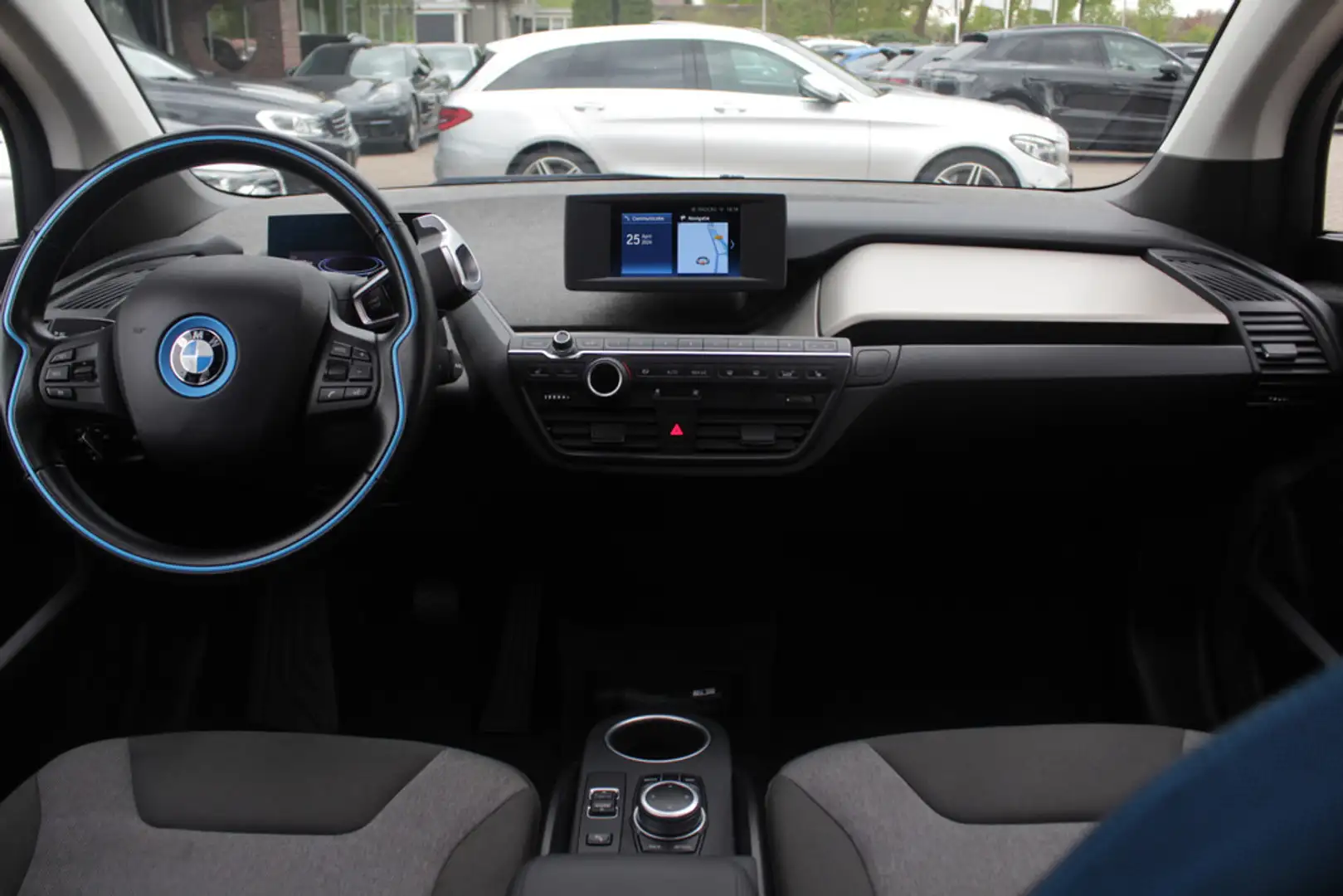 BMW i3 Basis 120Ah 42 kWh / Camera / Navigatie / 19'' / H Blauw - 2