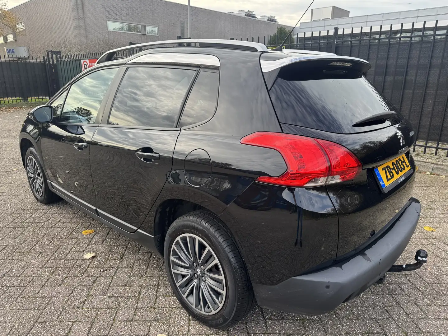 Peugeot 2008 1.2 VTi Active Airco/Cruise/PDC/Trekh Zwart - 2