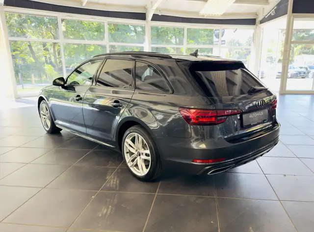 Audi A4 Avant view 4