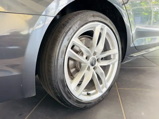 Audi A4 Avant view 8