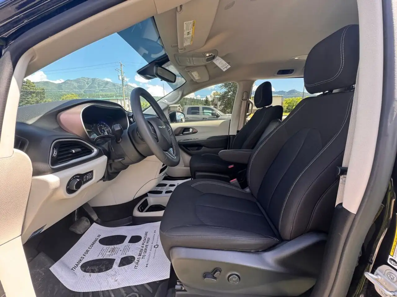 Chrysler Grand Caravan photo Chrysler Grand Caravan