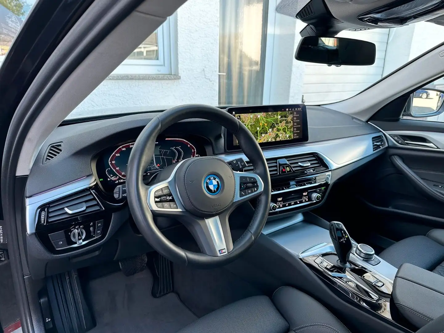 BMW 530 e M Sport Line PANO*ACC*Leder*AHK*Kamera*Luft Noir - 2