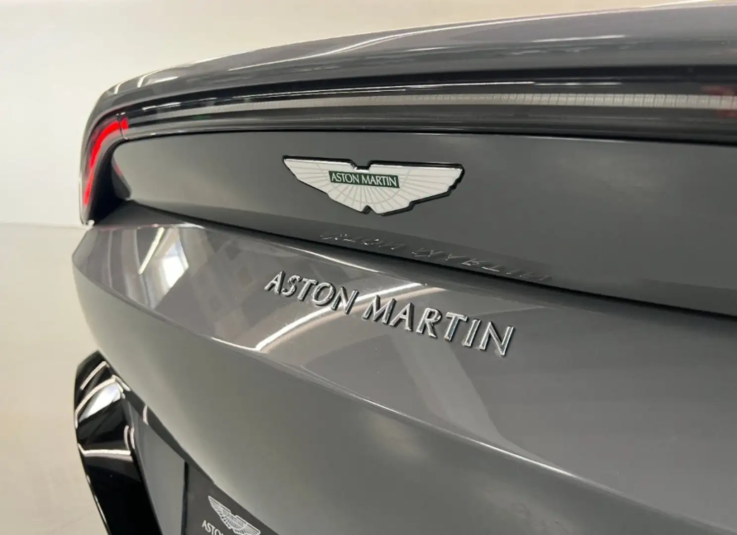 Aston Martin Vantage siva - 1
