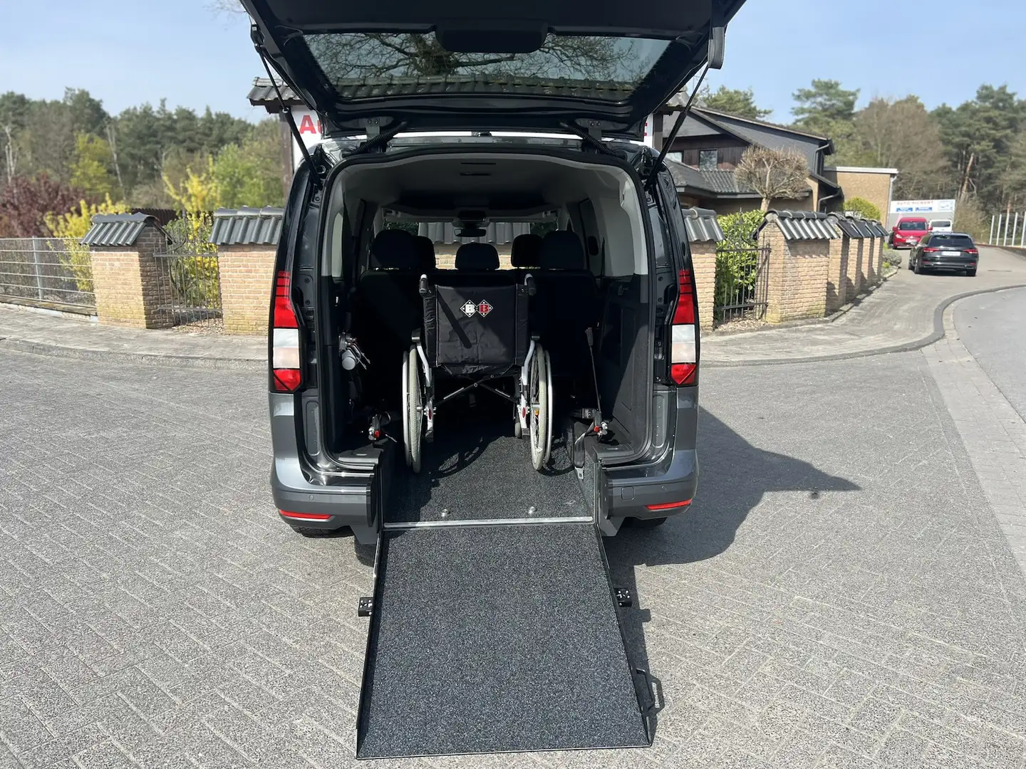 Volkswagen Caddy Rollstuhlumbau, Rückfahrkamera, Automaitk Gris - 2
