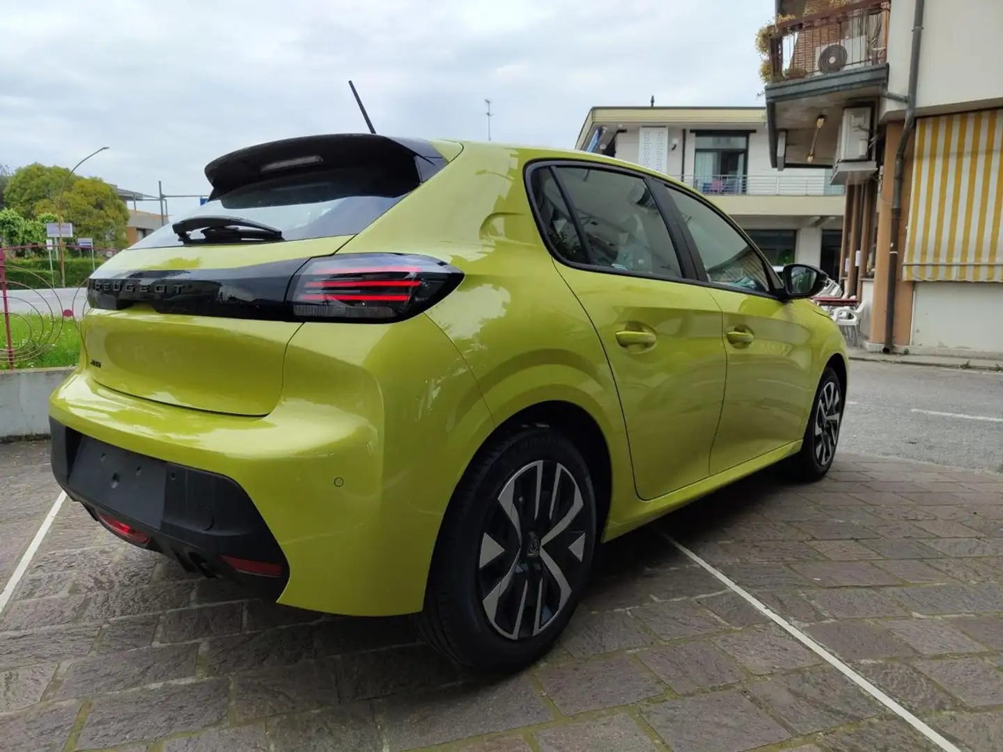 Peugeot 208 1.2 Hybrid Style100 CV e-dcs Amarillo - 2