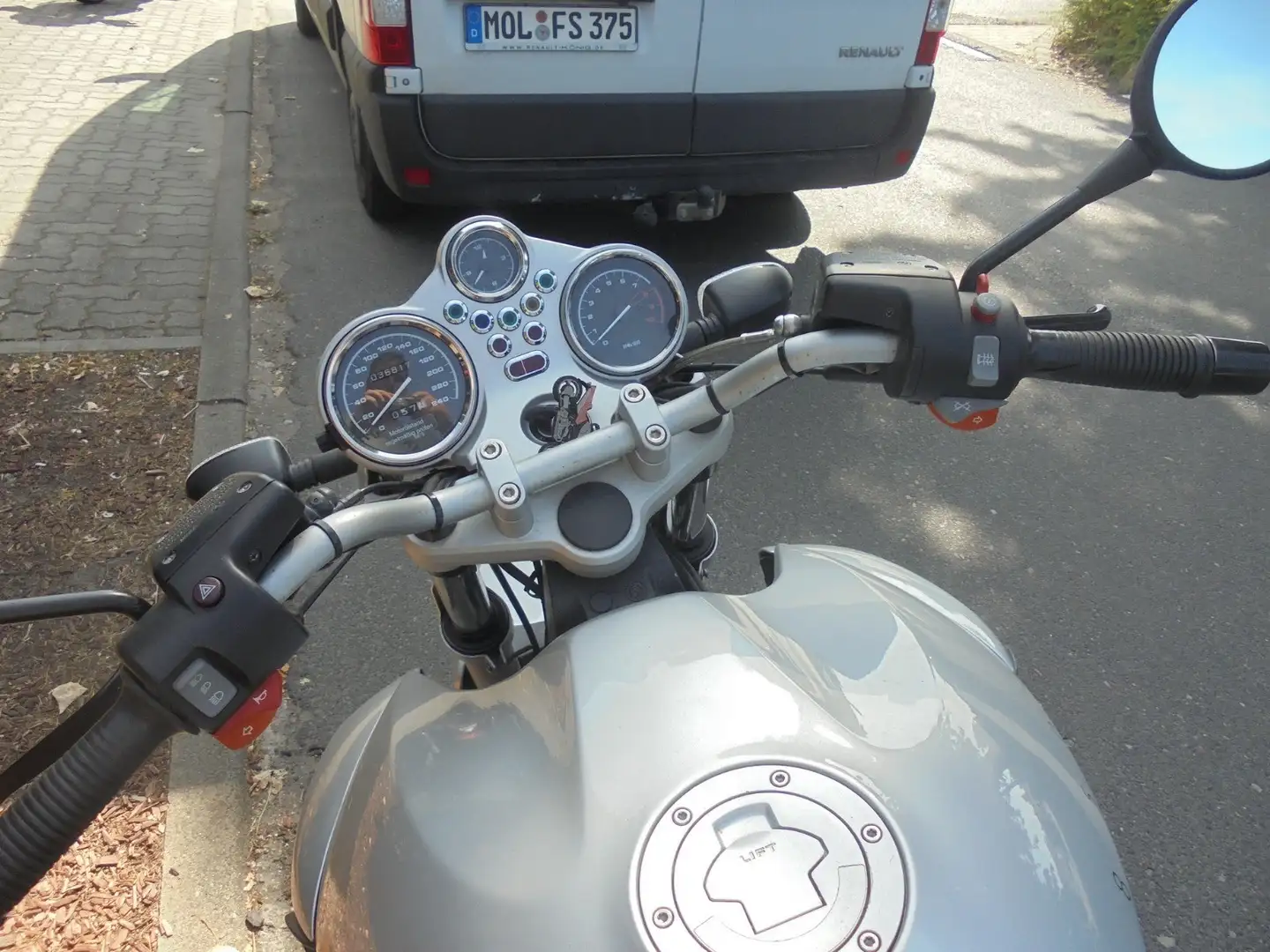 BMW R 850 R Stříbrná - 1