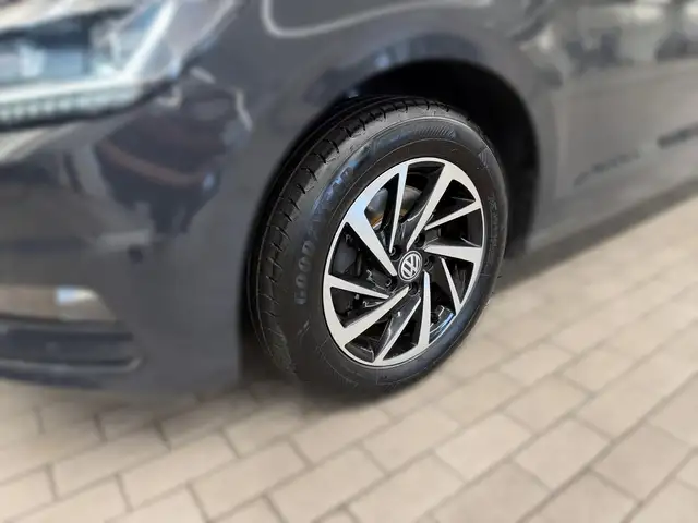Volkswagen Touran view 3