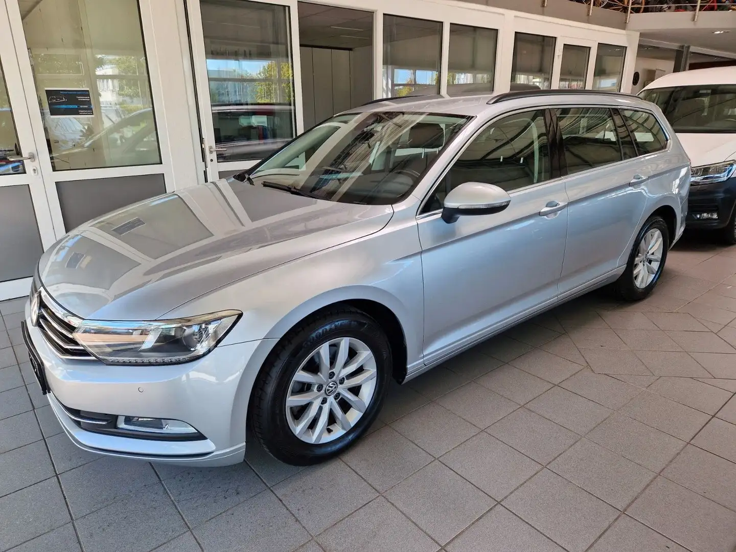 Volkswagen Passat Variant 1.6 TDI DSG NAV LED AHK ERGO Silber - 1