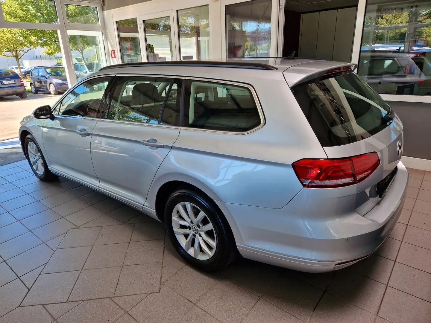 Volkswagen Passat Variant 1.6 TDI DSG NAV LED AHK ERGO Silber - 2