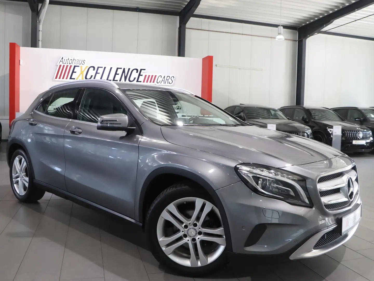Mercedes-Benz GLA 220 d 4Matic URBAN SPORT / XENON / LEDER Grau - 2