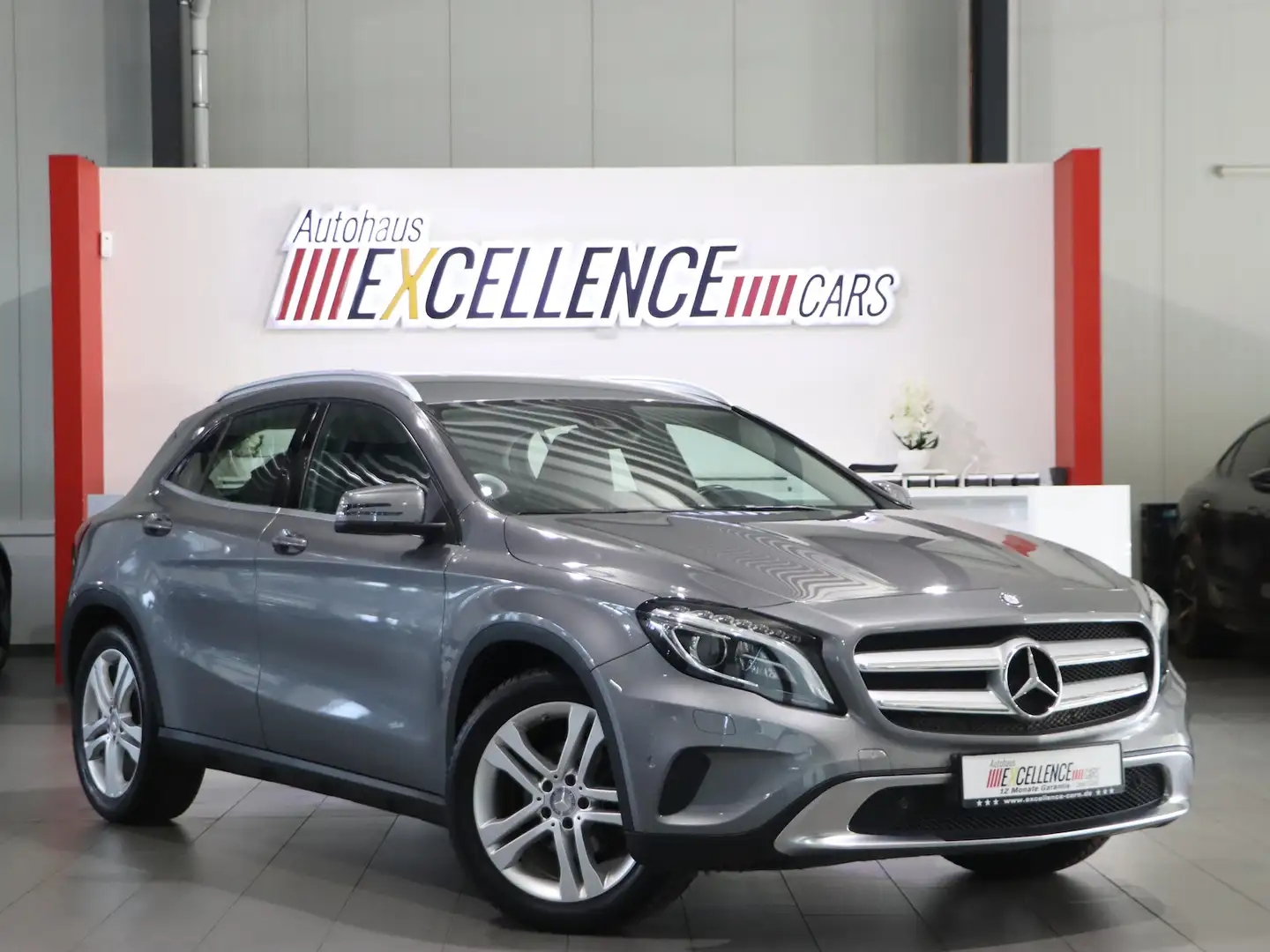 Mercedes-Benz GLA 220 d 4Matic URBAN SPORT / XENON / LEDER Grau - 1