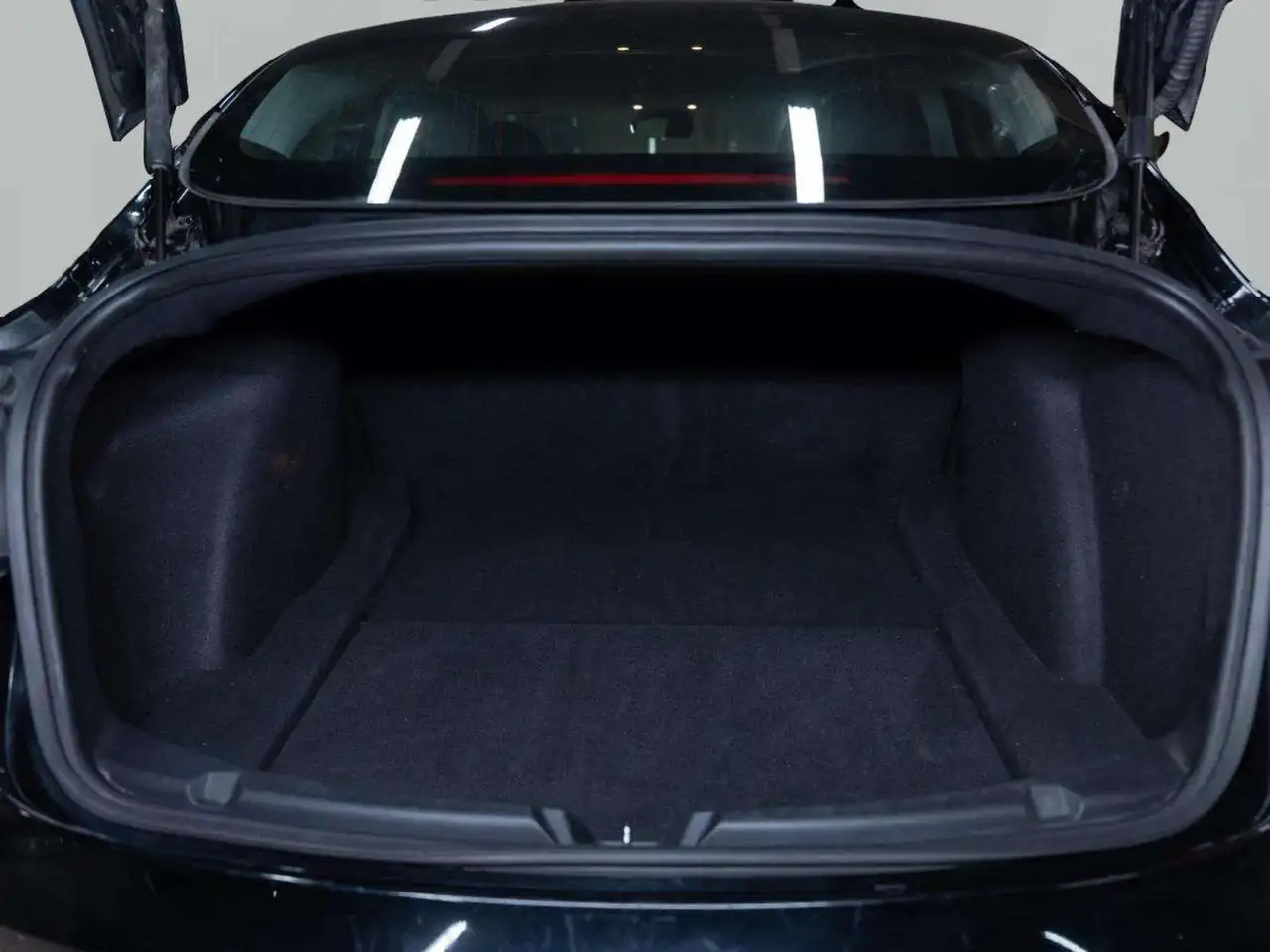 Tesla Model 3 снимка Tesla Model 3
