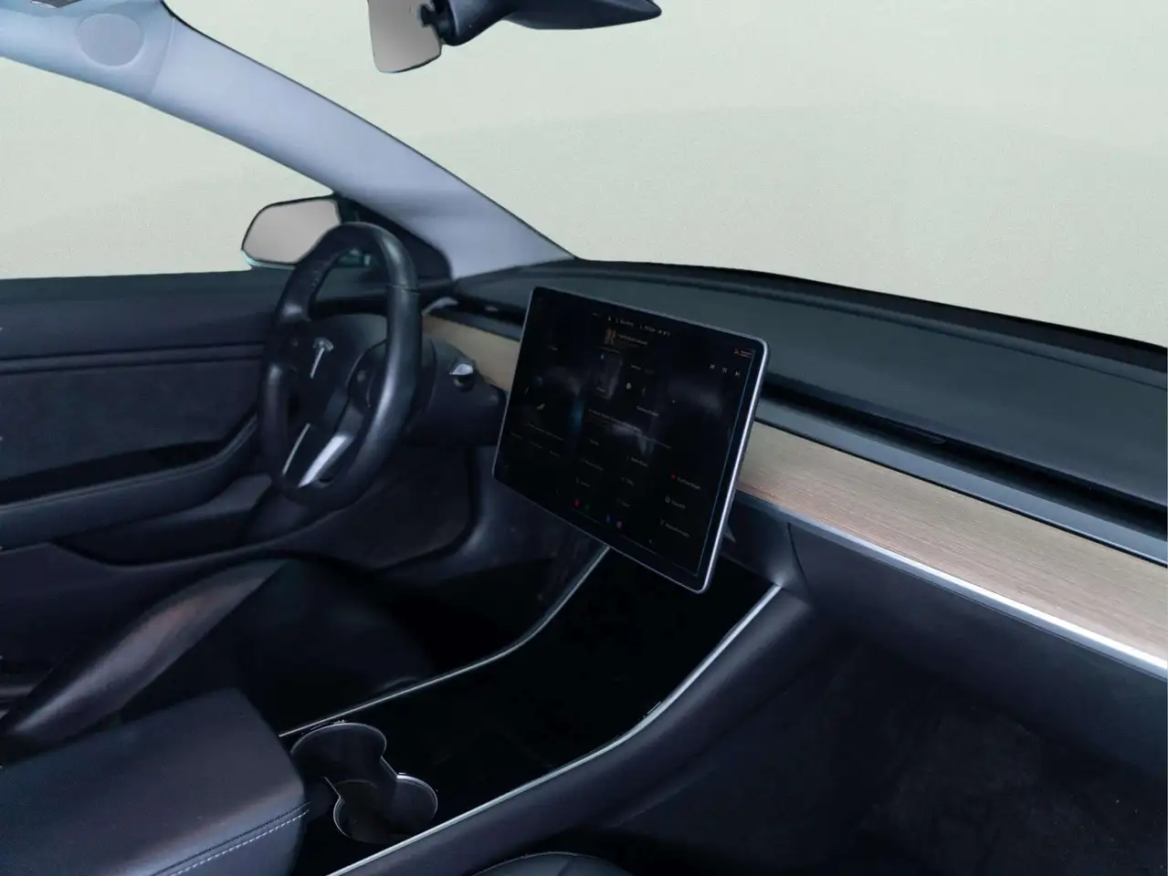 Tesla Model 3 снимка Tesla Model 3