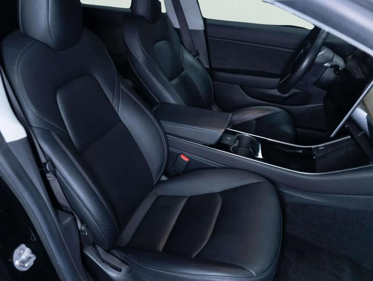 Tesla Model 3 снимка Tesla Model 3