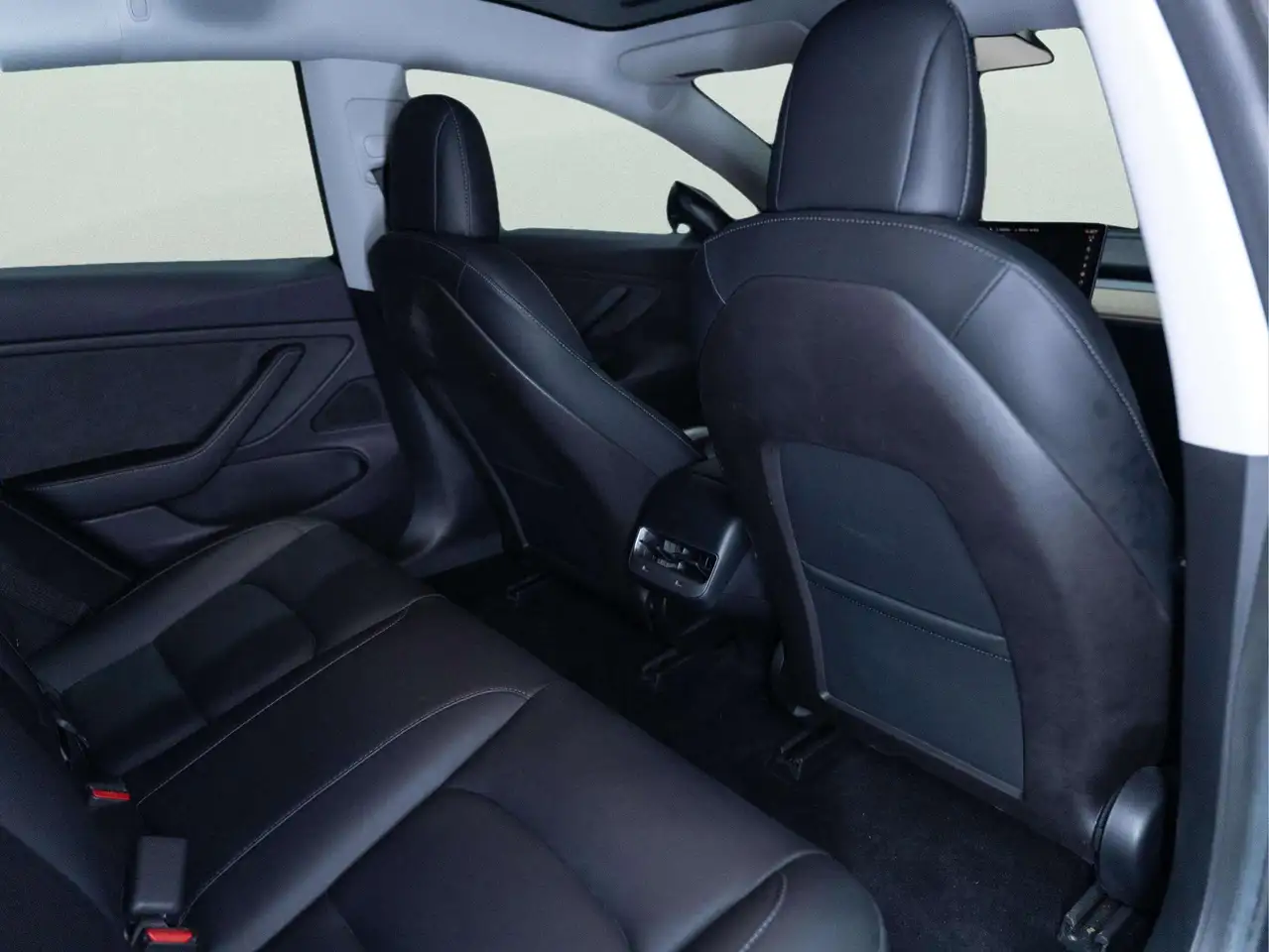 Tesla Model 3 снимка Tesla Model 3