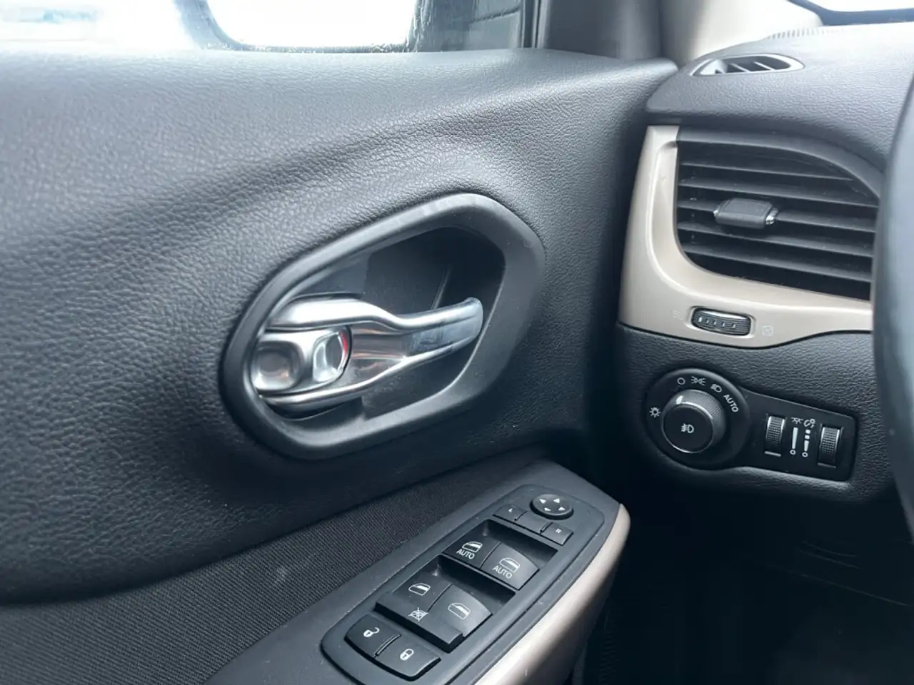 Jeep Cherokee снимка Jeep Cherokee