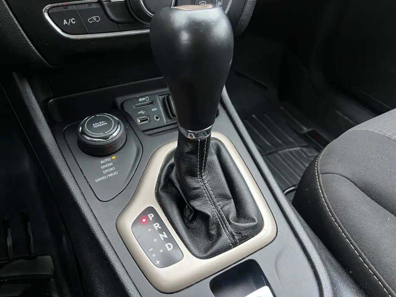 Jeep Cherokee снимка Jeep Cherokee