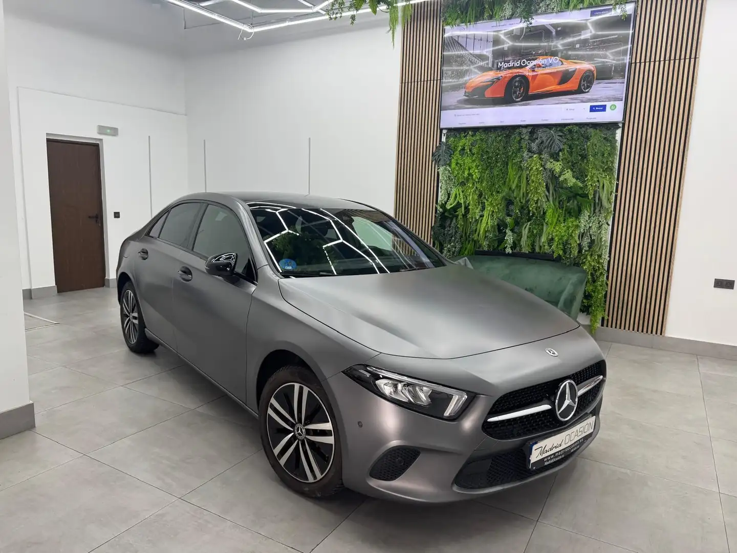Mercedes-Benz A 250 250e Sedán 8G-DCT Gris - 2