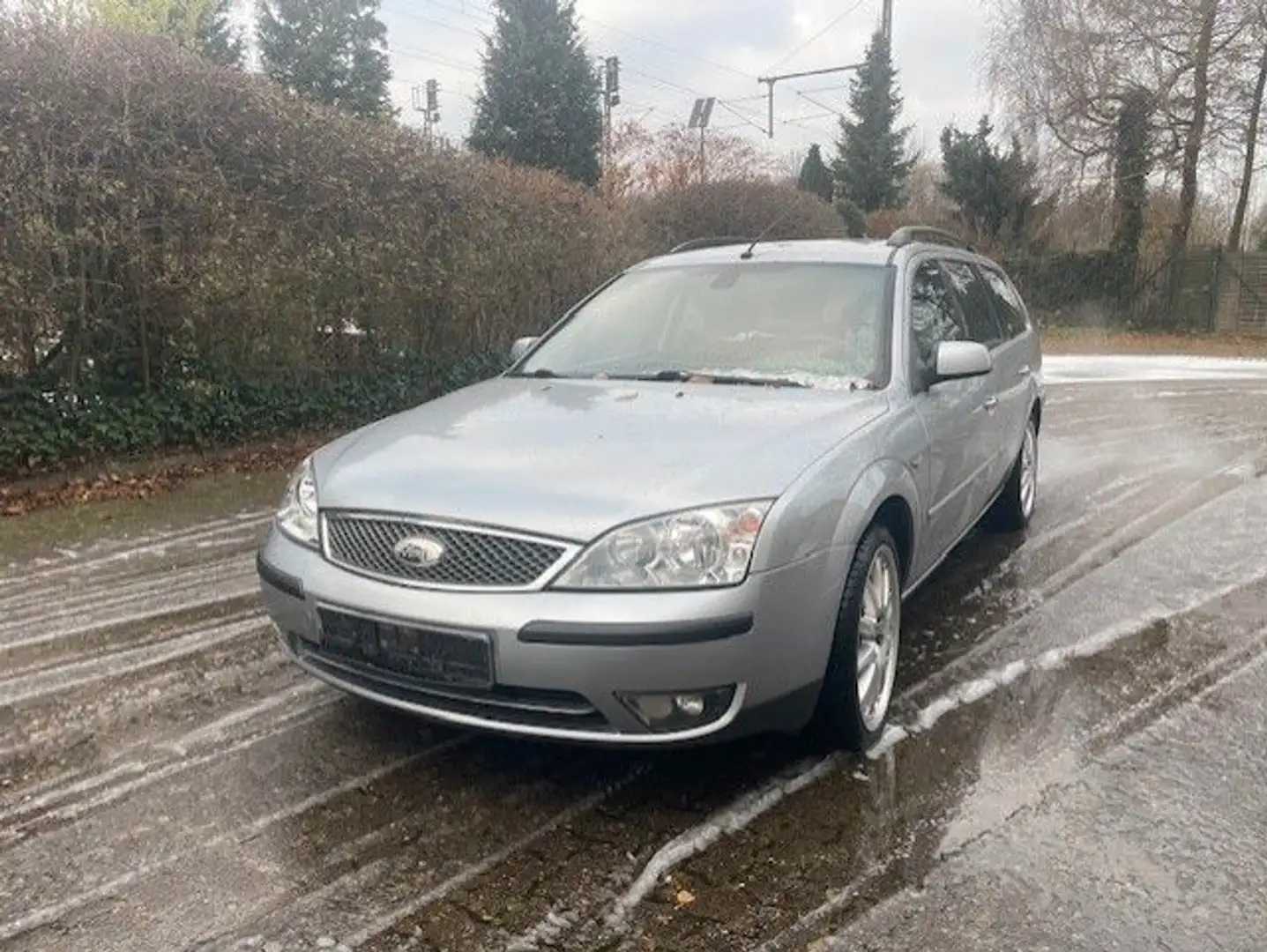 Ford Mondeo Turnier Ghia Silber - 1