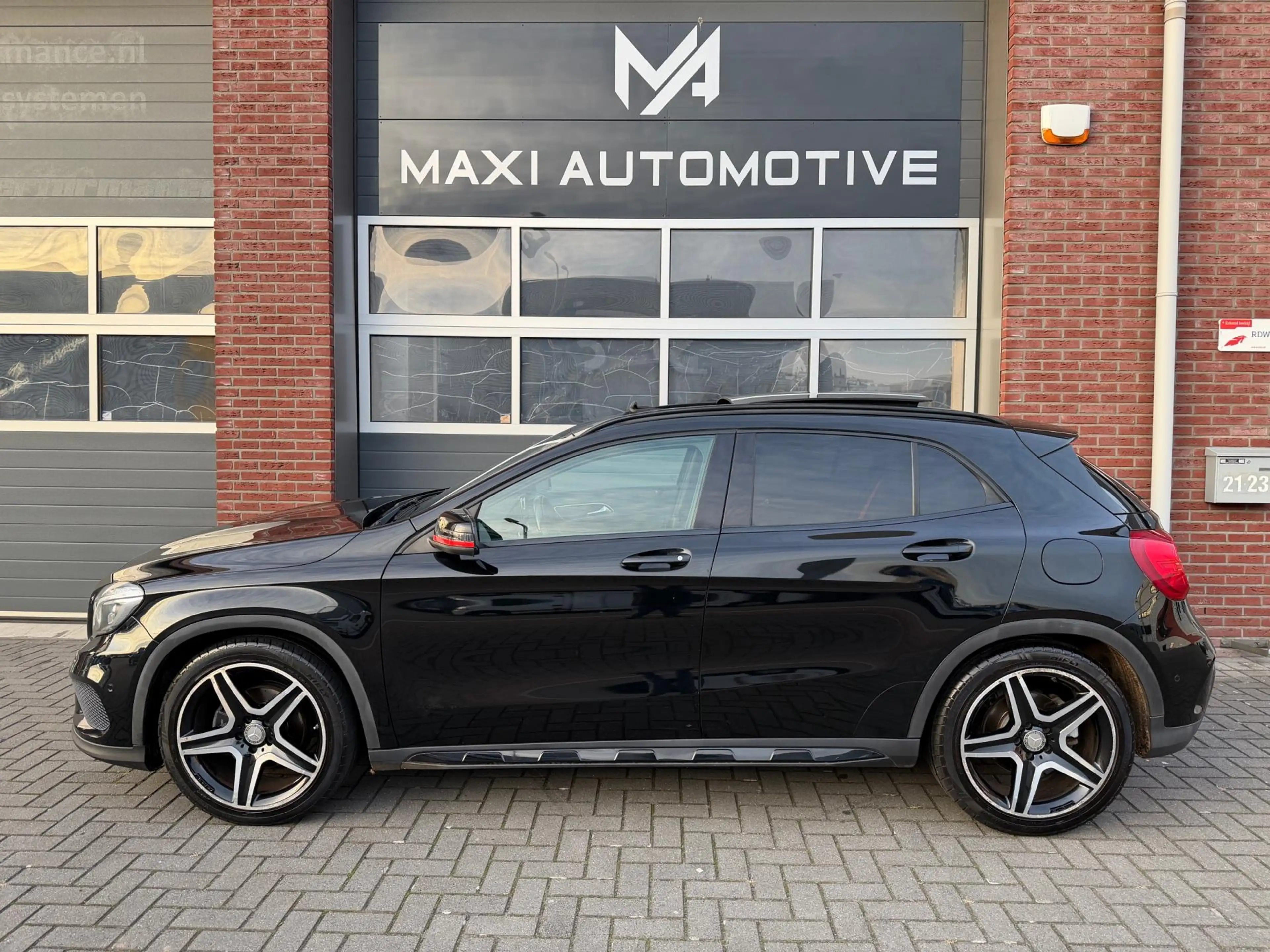 Mercedes-Benz GLA 200 AMG AUT LED Pano Memory Navi — photo 4