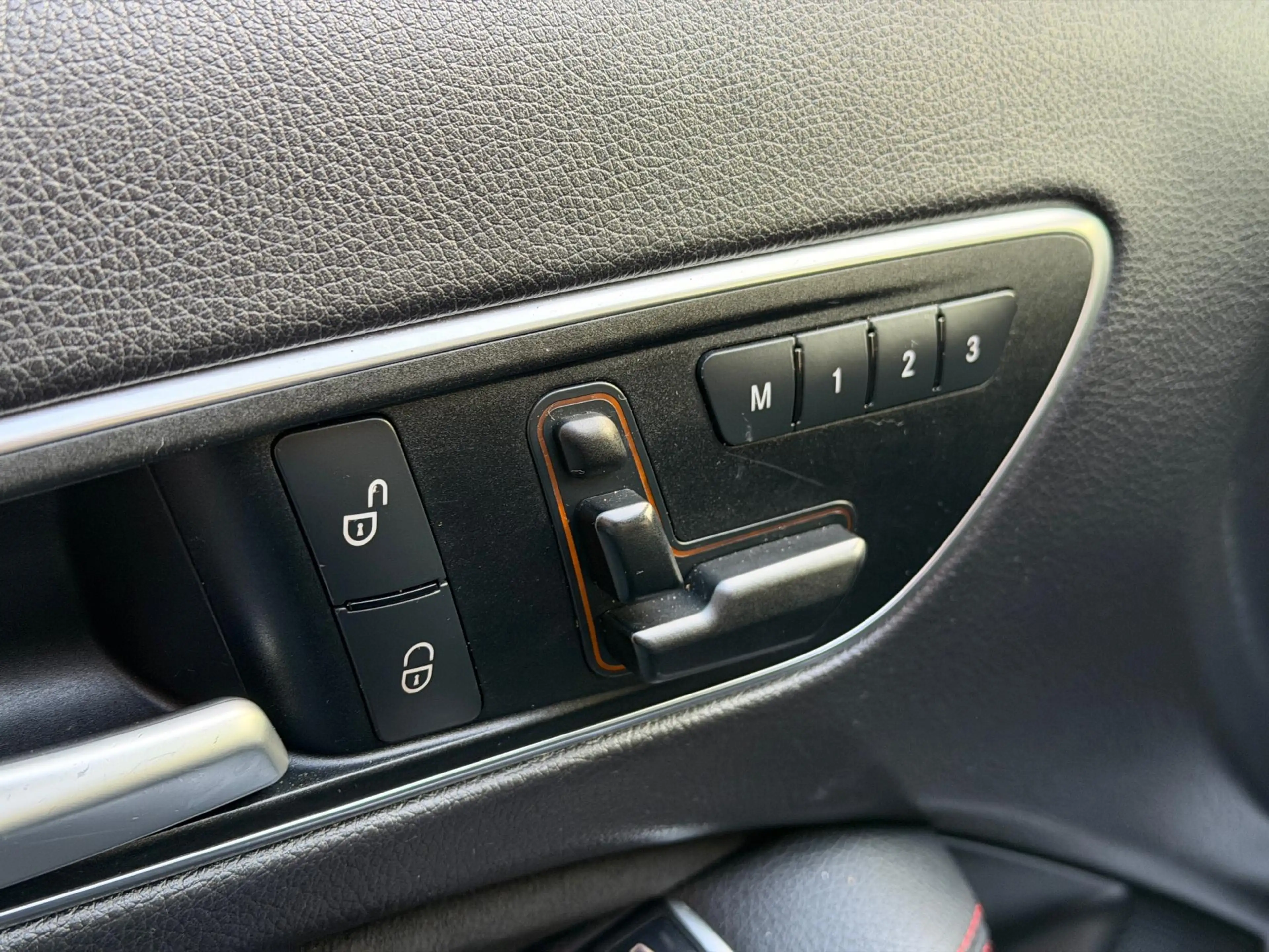 Mercedes-Benz GLA 200 AMG AUT LED Pano Memory Navi — photo 18