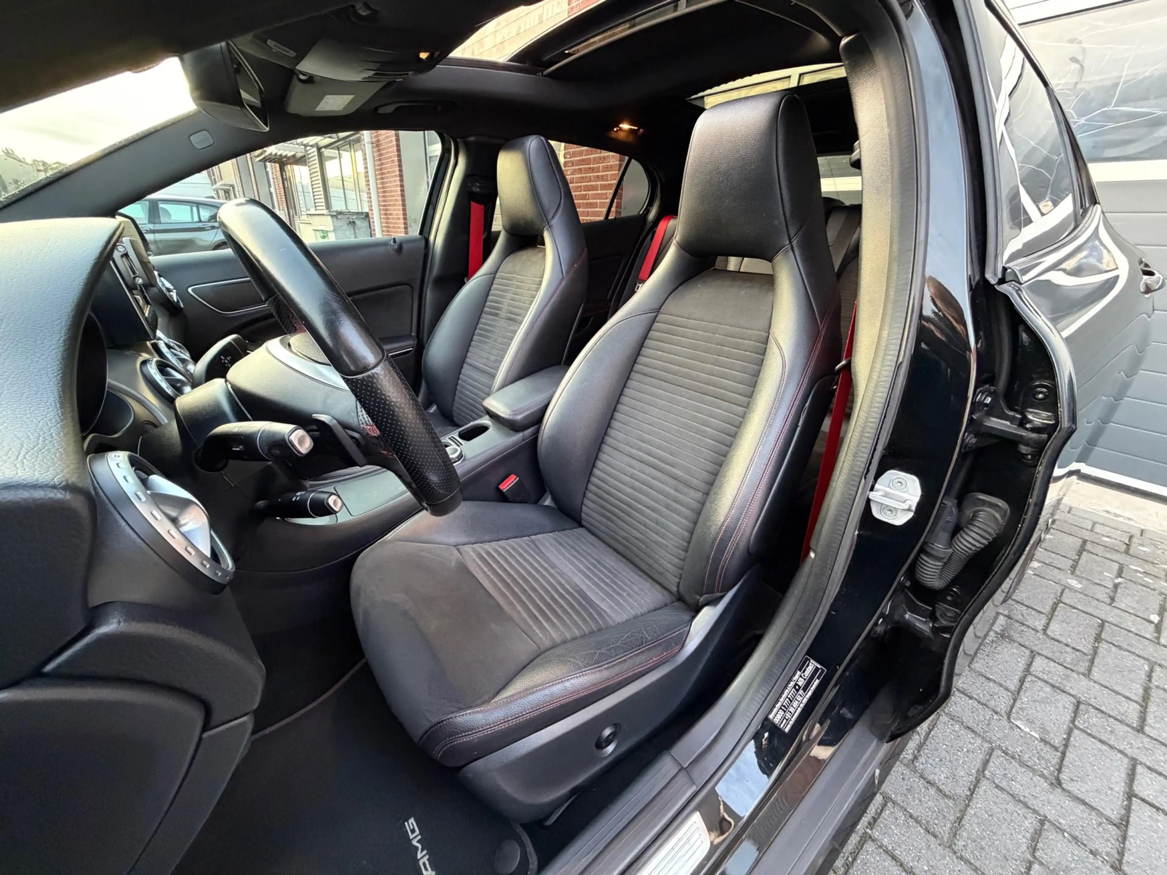 Mercedes-Benz GLA 200 AMG AUT LED Pano Memory Navi — photo 3