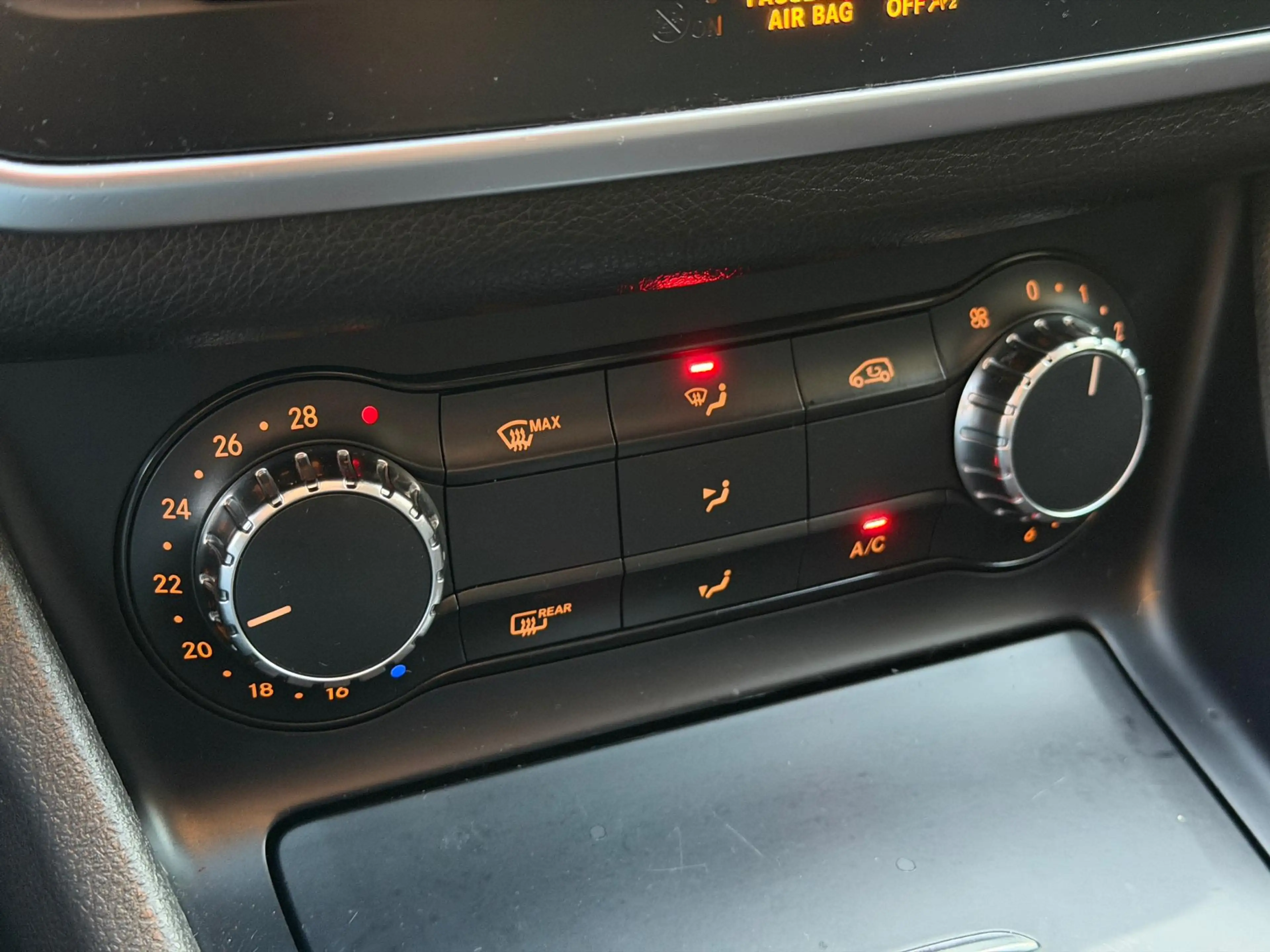 Mercedes-Benz GLA 200 AMG AUT LED Pano Memory Navi — photo 27