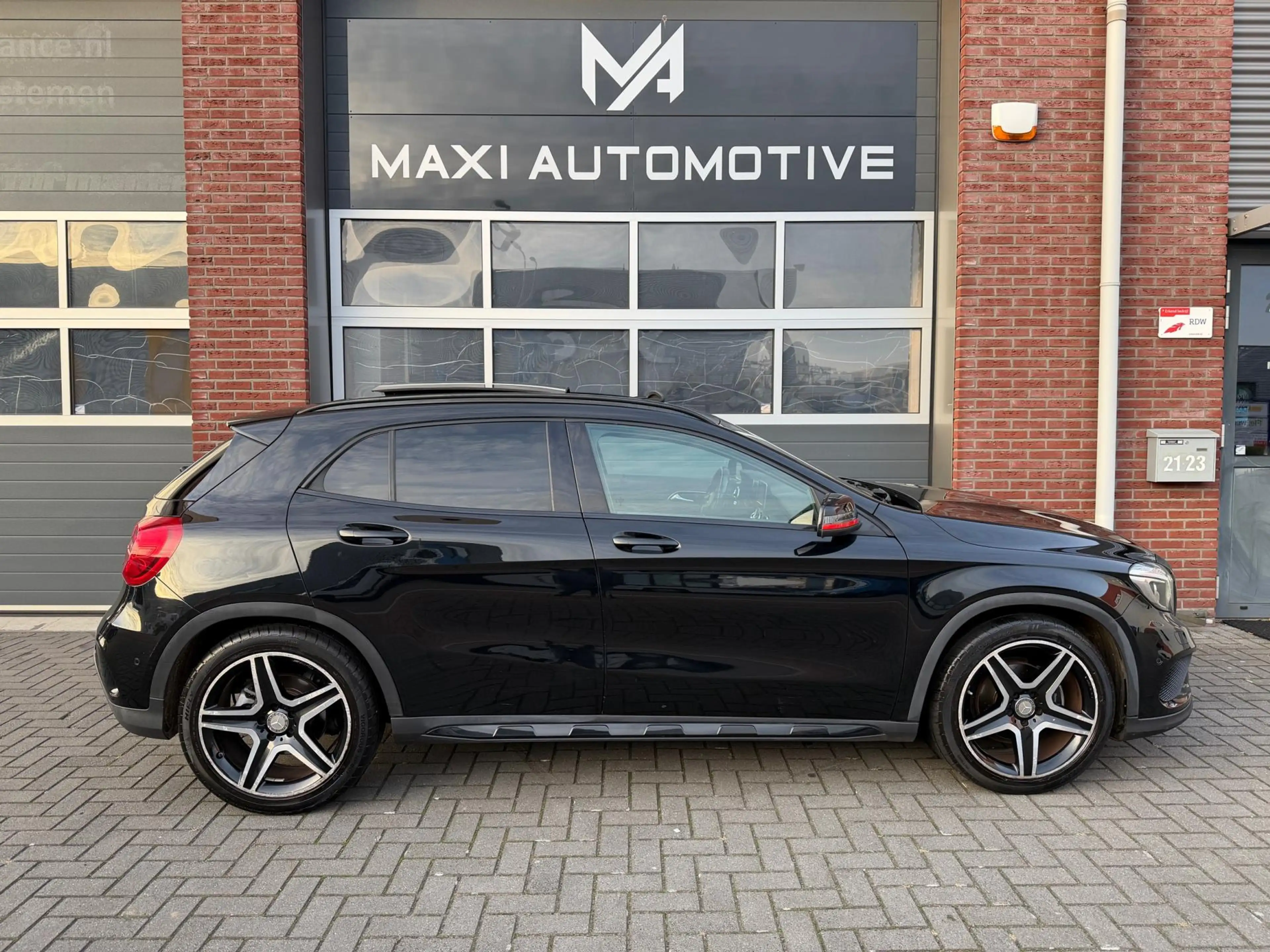 Mercedes-Benz GLA 200 AMG AUT LED Pano Memory Navi — photo 8
