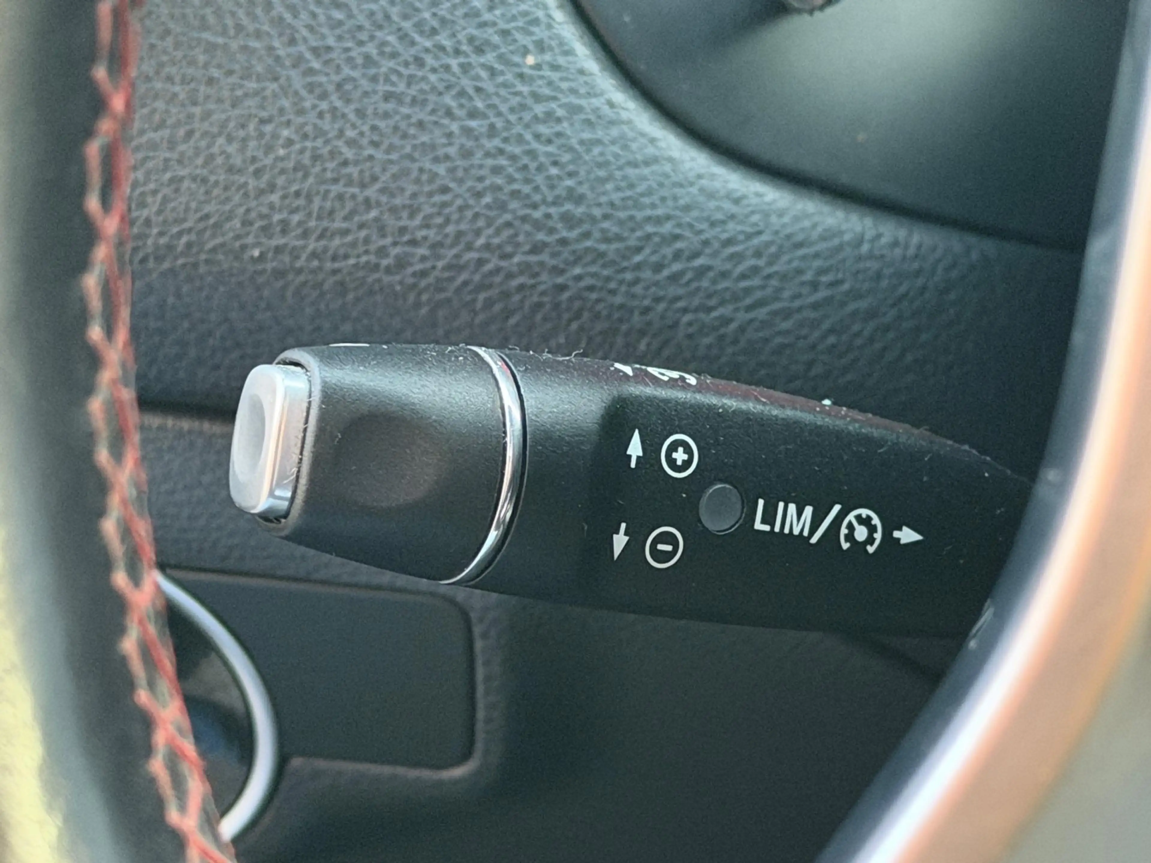 Mercedes-Benz GLA 200 AMG AUT LED Pano Memory Navi — photo 32