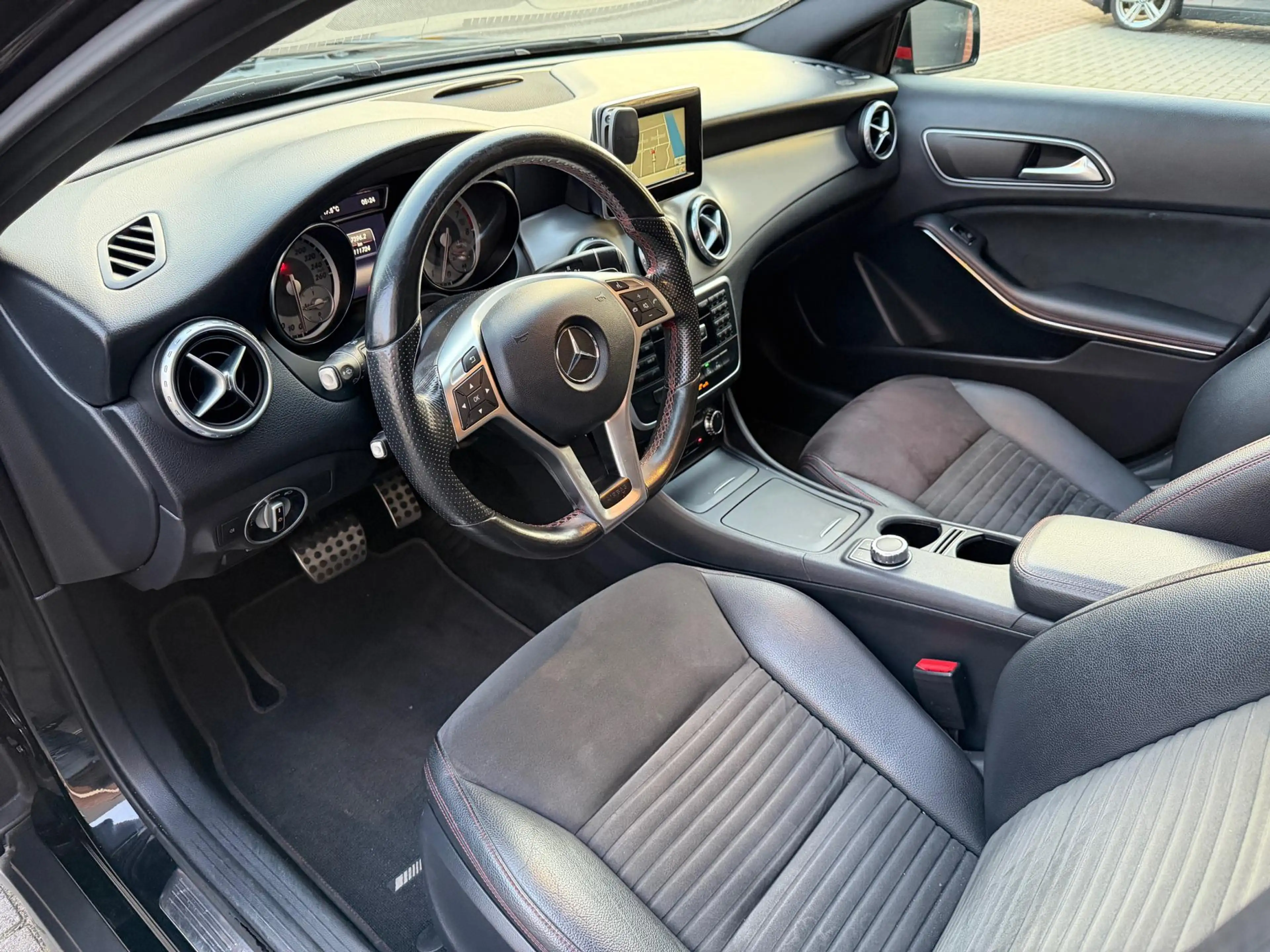 Mercedes-Benz GLA 200 AMG AUT LED Pano Memory Navi — photo 17