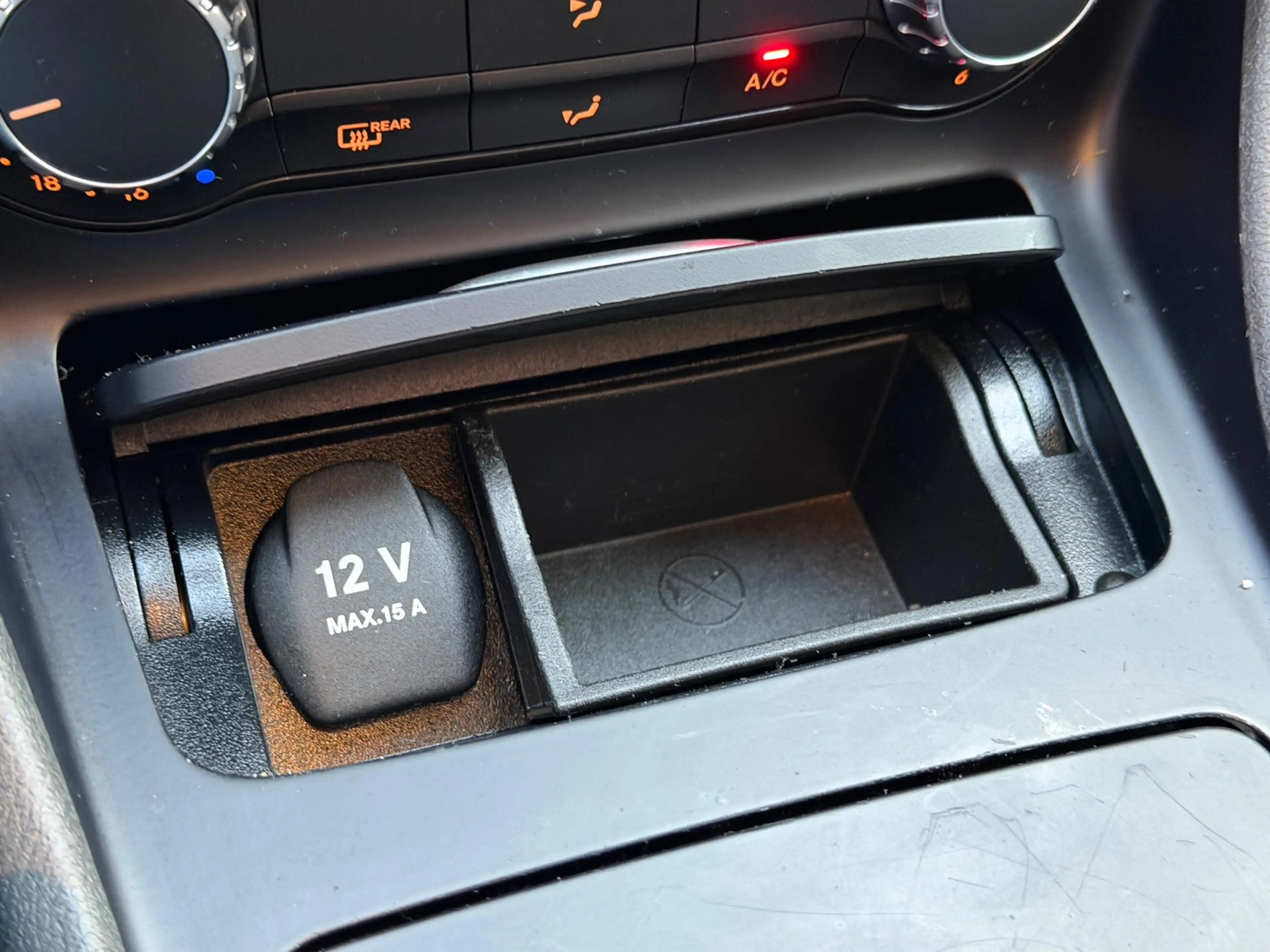 Mercedes-Benz GLA 200 AMG AUT LED Pano Memory Navi — photo 36