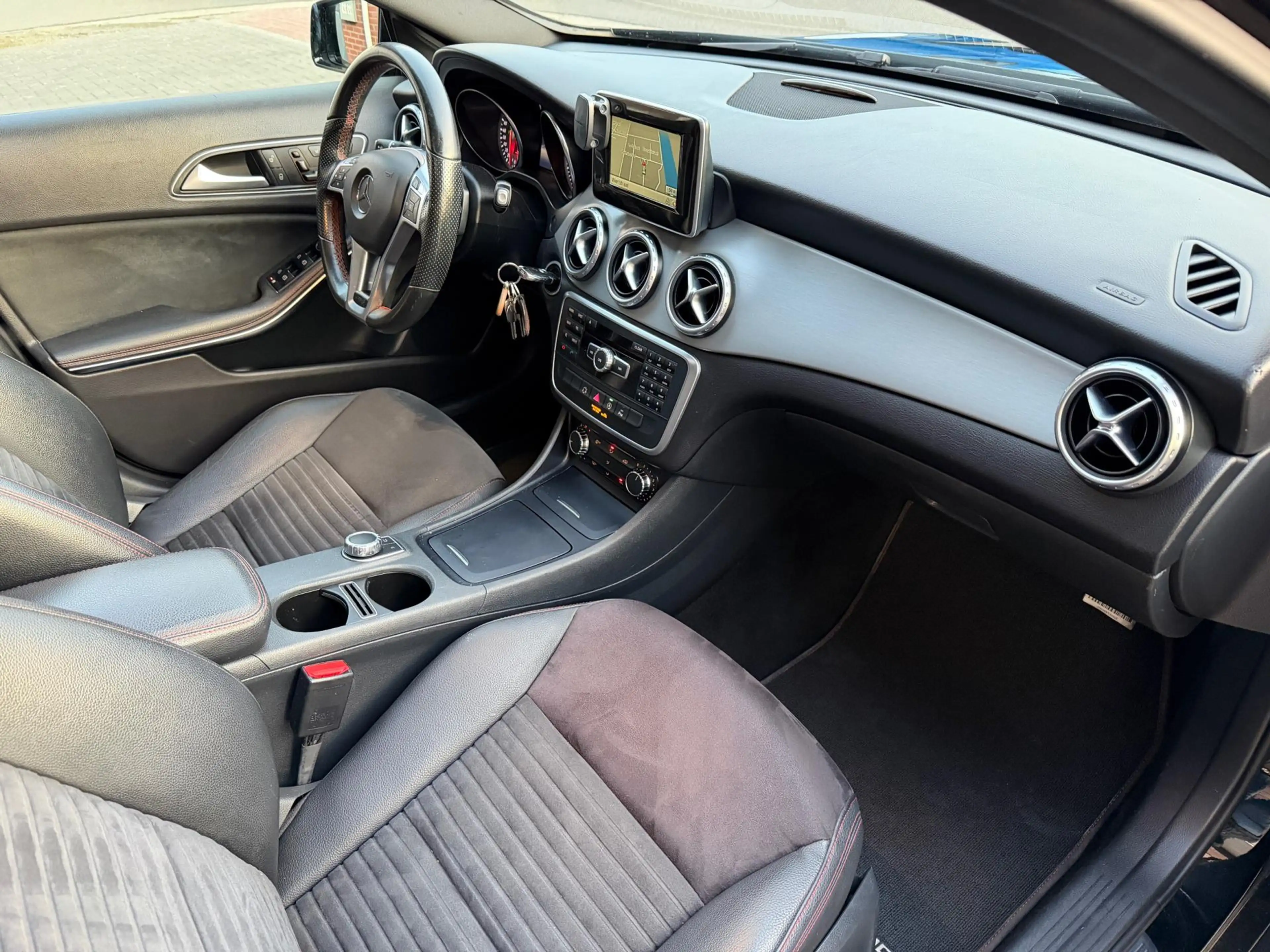 Mercedes-Benz GLA 200 AMG AUT LED Pano Memory Navi — photo 23