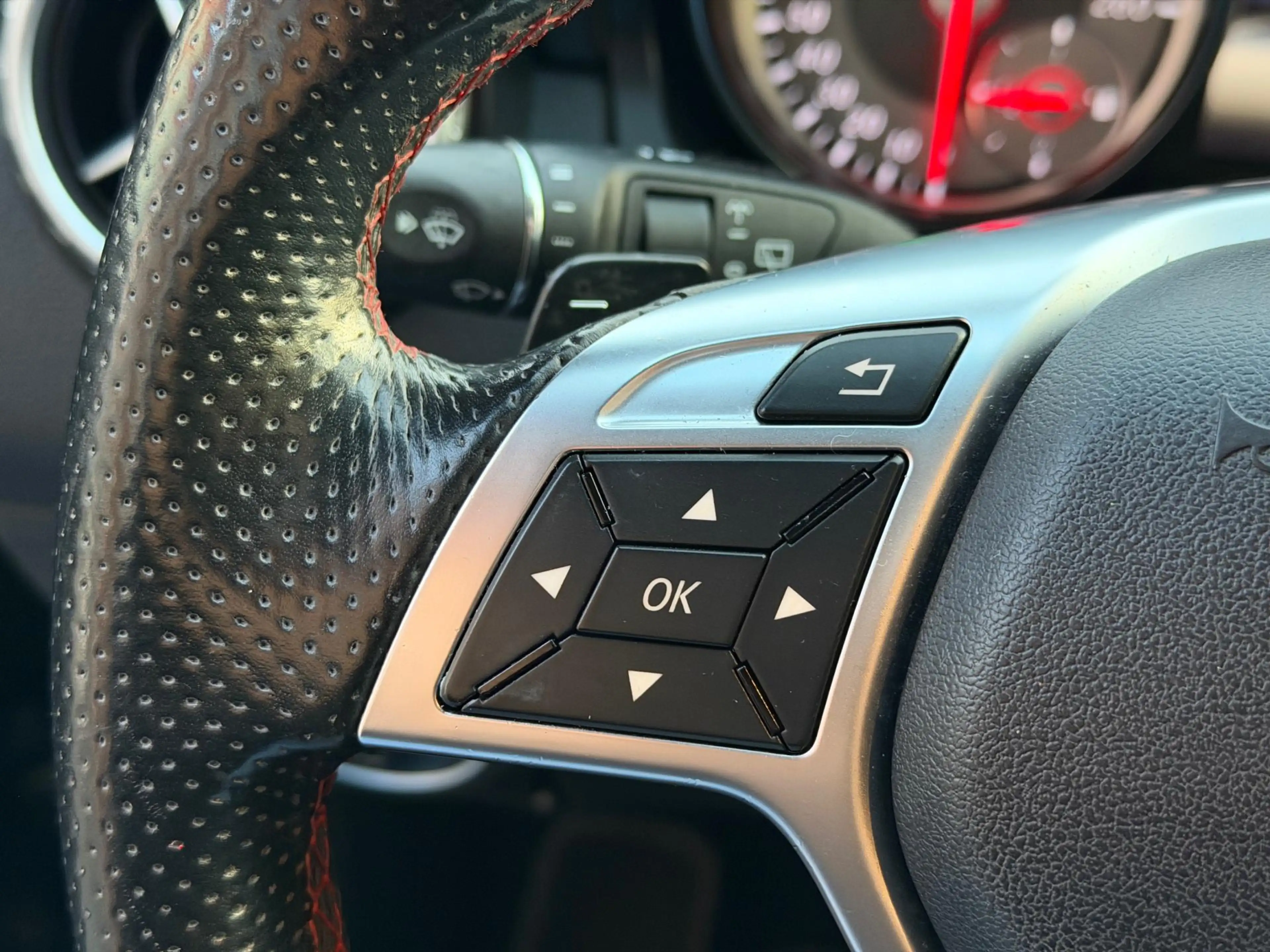 Mercedes-Benz GLA 200 AMG AUT LED Pano Memory Navi — photo 30