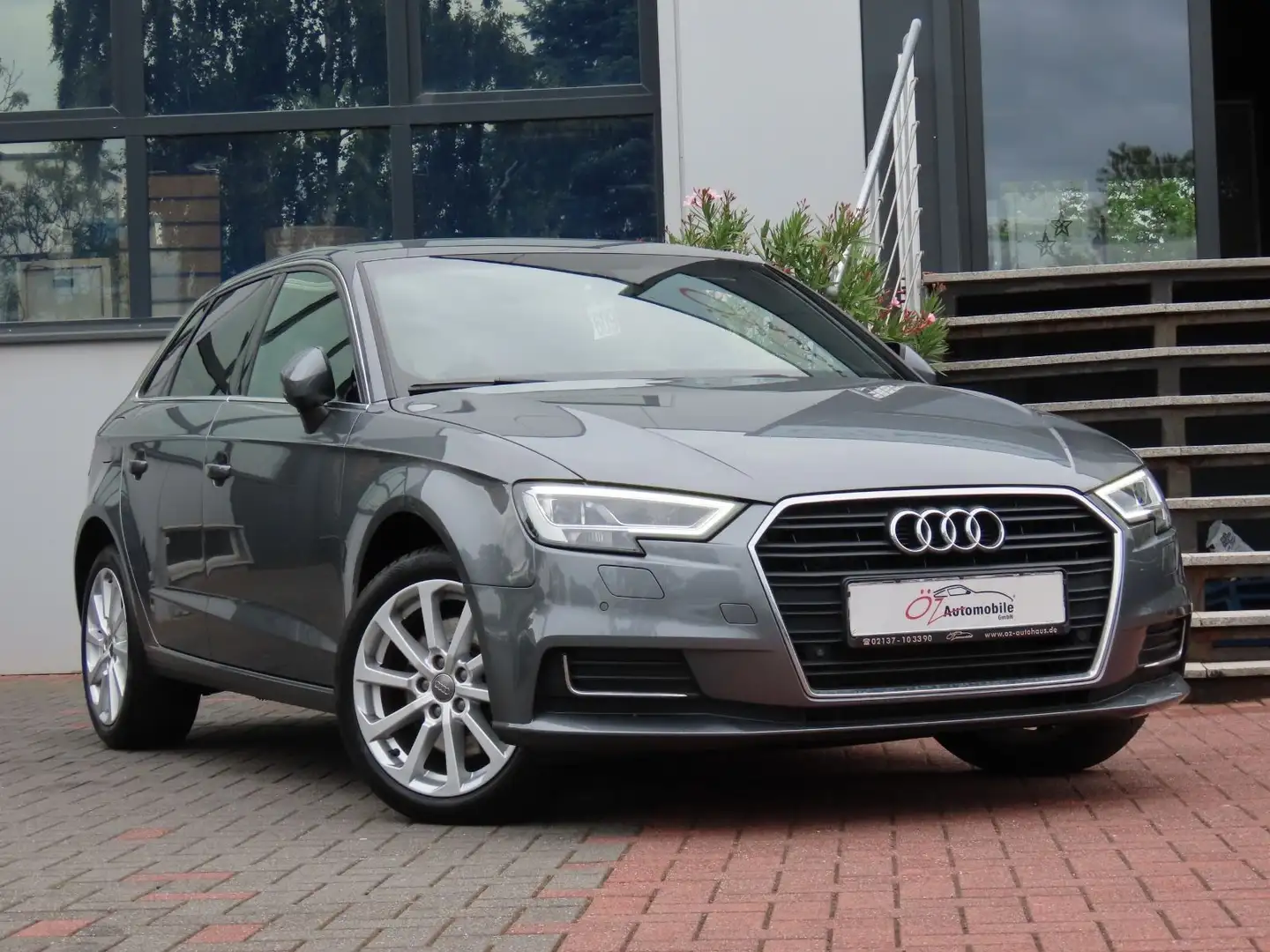Audi A3 35 TDI S tronic design Sportback Grau - 1