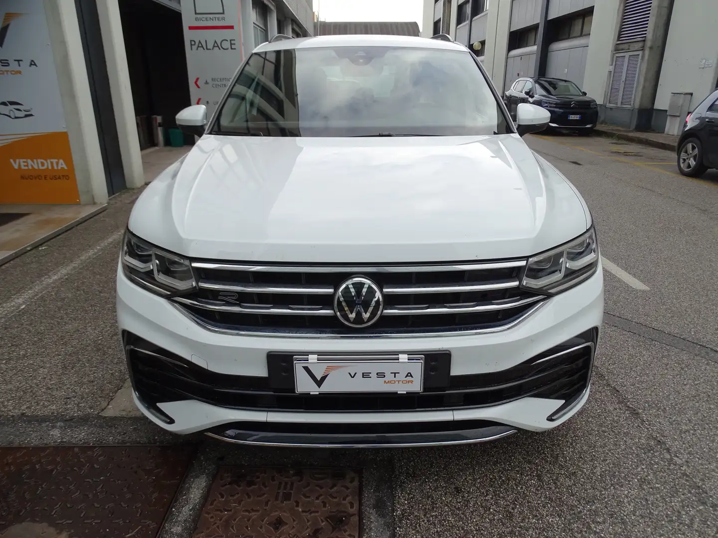 Volkswagen Tiguan Tiguan 2.0 tdi R-Line 4motion 150cv dsg Wit - 2